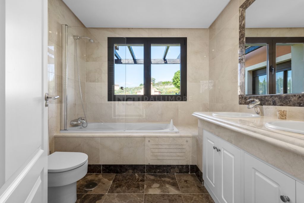 Villas y Pareadas en primera Línea de Golf en Estepona. Azata Golf Villas es un complejo residencial compuesto de 45 chalets independientes y pareados ubicados en un entorno paradisíaco, rodeado de lagos y greens dentro del complejo de Azata Golf.
