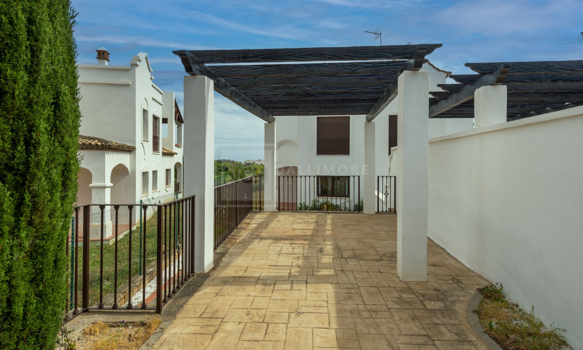 Villas y Pareadas en primera Línea de Golf en Estepona. Azata Golf Villas es un complejo residencial compuesto de 45 chalets independientes y pareados ubicados en un entorno paradisíaco, rodeado de lagos y greens dentro del complejo de Azata Golf.