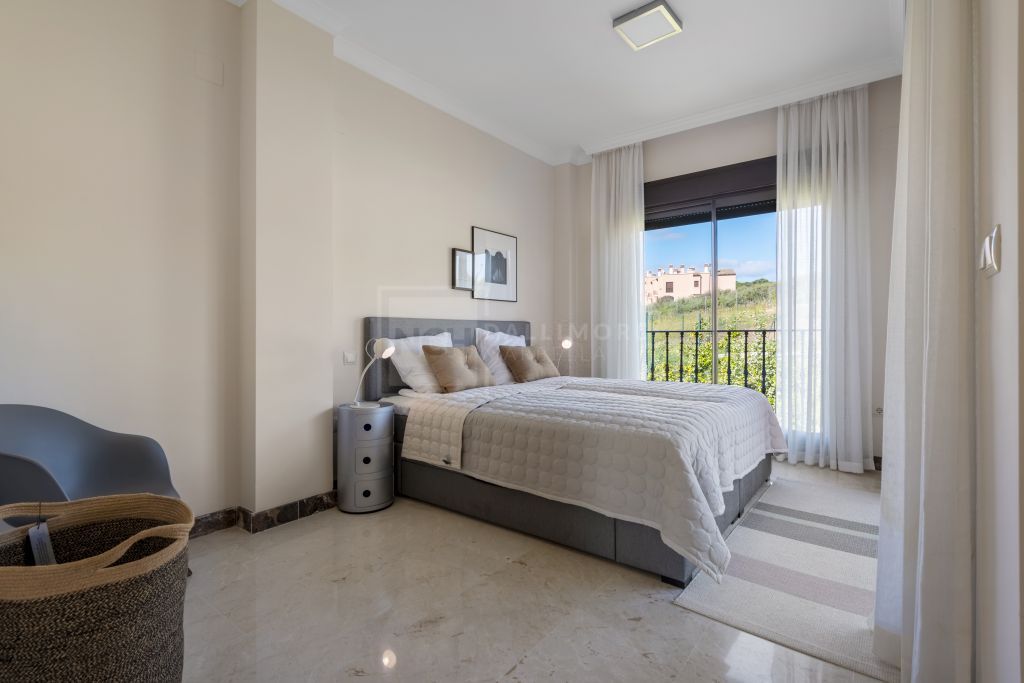 Villas y Pareadas en primera Línea de Golf en Estepona. Azata Golf Villas es un complejo residencial compuesto de 45 chalets independientes y pareados ubicados en un entorno paradisíaco, rodeado de lagos y greens dentro del complejo de Azata Golf.