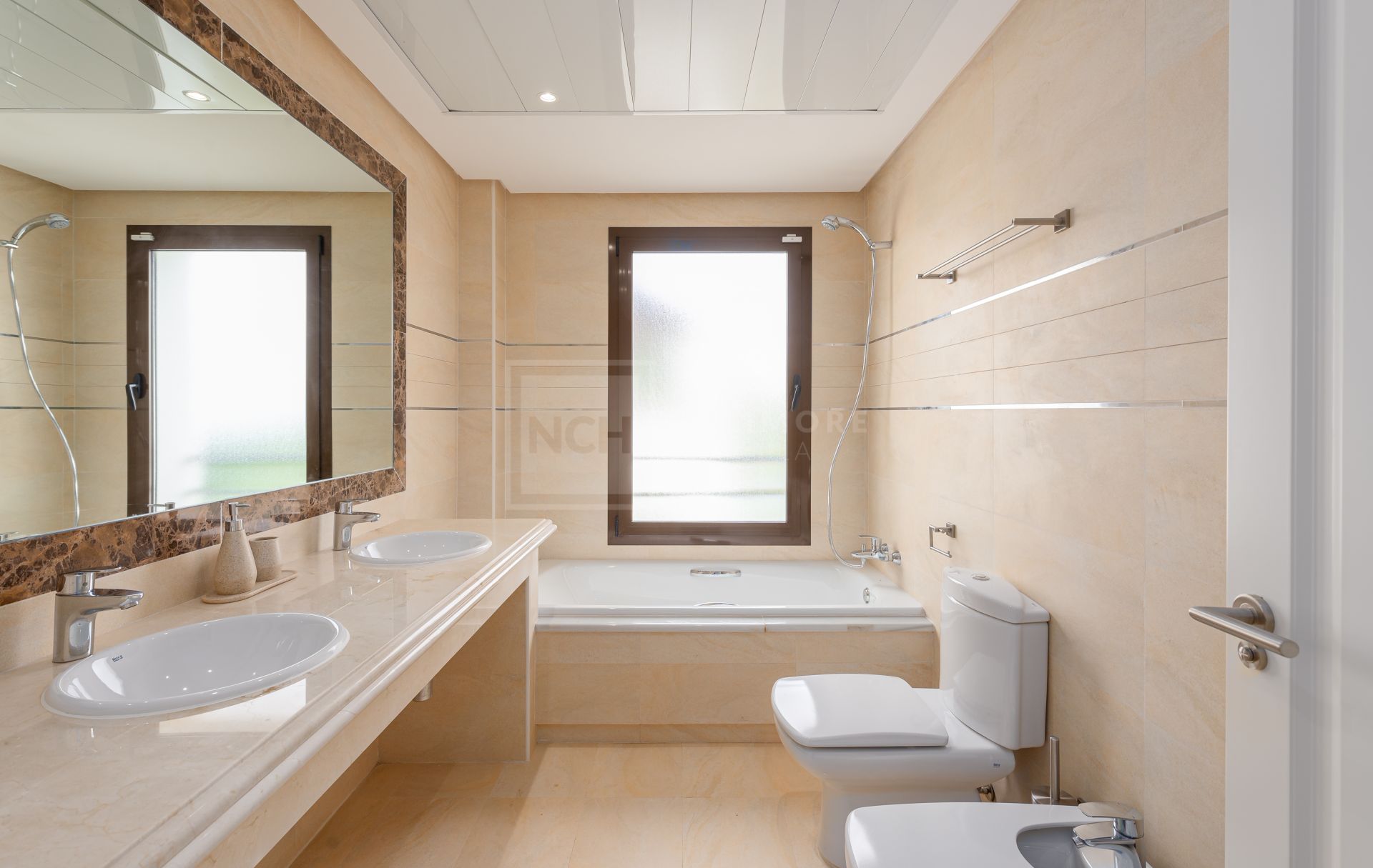Villas y Pareadas en primera Línea de Golf en Estepona. Azata Golf Villas es un complejo residencial compuesto de 45 chalets independientes y pareados ubicados en un entorno paradisíaco, rodeado de lagos y greens dentro del complejo de Azata Golf.