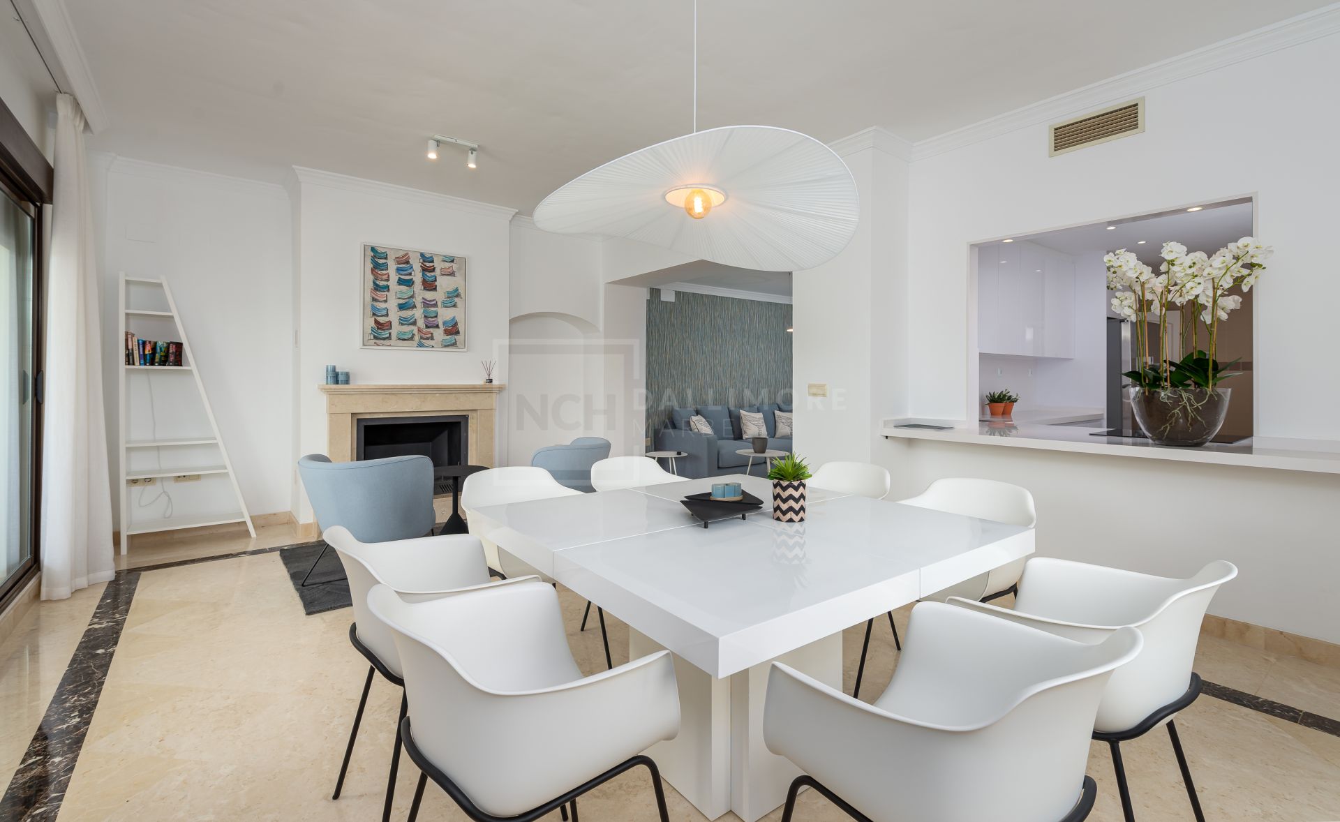 Villas y Pareadas en primera Línea de Golf en Estepona. Azata Golf Villas es un complejo residencial compuesto de 45 chalets independientes y pareados ubicados en un entorno paradisíaco, rodeado de lagos y greens dentro del complejo de Azata Golf.