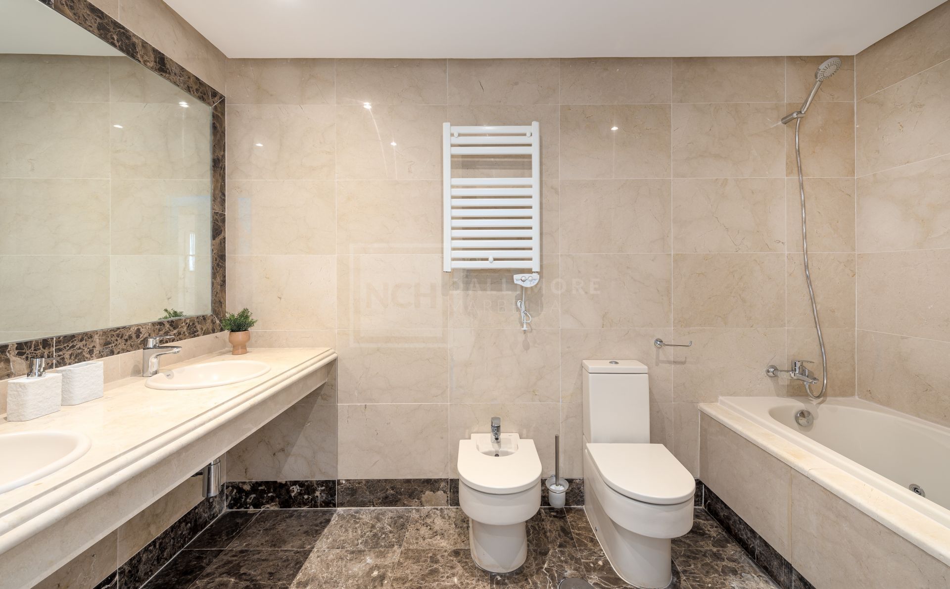 Villas y Pareadas en primera Línea de Golf en Estepona. Azata Golf Villas es un complejo residencial compuesto de 45 chalets independientes y pareados ubicados en un entorno paradisíaco, rodeado de lagos y greens dentro del complejo de Azata Golf.