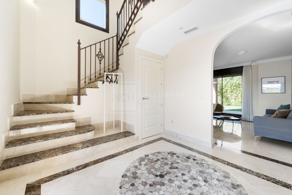 Villas y Pareadas en primera Línea de Golf en Estepona. Azata Golf Villas es un complejo residencial compuesto de 45 chalets independientes y pareados ubicados en un entorno paradisíaco, rodeado de lagos y greens dentro del complejo de Azata Golf.