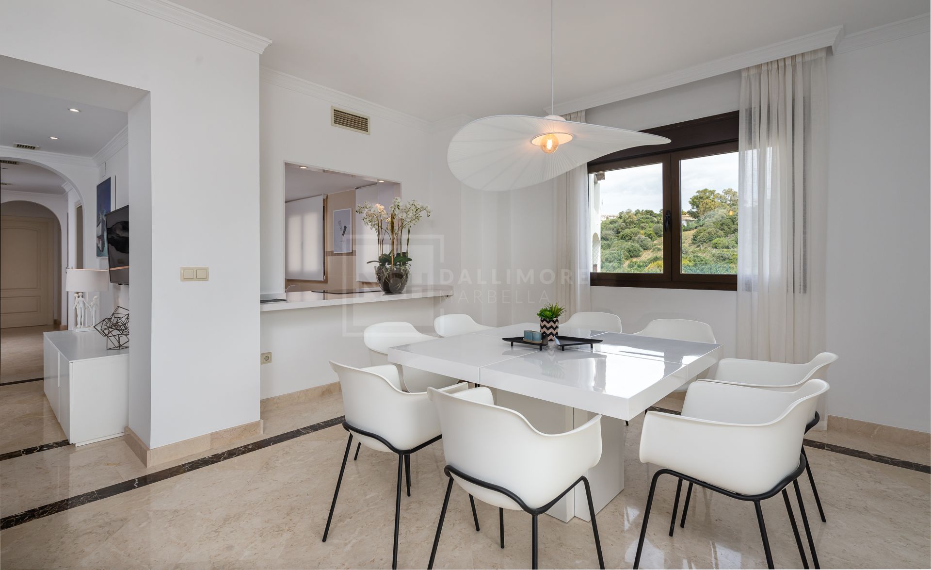 Villas y Pareadas en primera Línea de Golf en Estepona. Azata Golf Villas es un complejo residencial compuesto de 45 chalets independientes y pareados ubicados en un entorno paradisíaco, rodeado de lagos y greens dentro del complejo de Azata Golf.