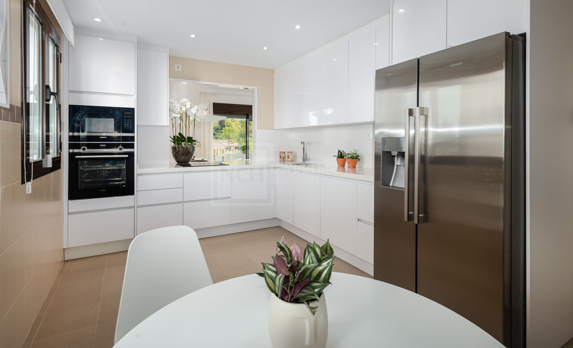 Villas y Pareadas en primera Línea de Golf en Estepona. Azata Golf Villas es un complejo residencial compuesto de 45 chalets independientes y pareados ubicados en un entorno paradisíaco, rodeado de lagos y greens dentro del complejo de Azata Golf.