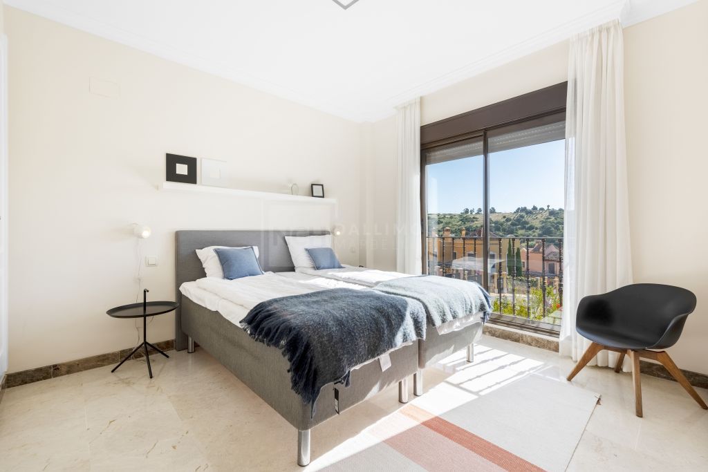 Villas y Pareadas en primera Línea de Golf en Estepona. Azata Golf Villas es un complejo residencial compuesto de 45 chalets independientes y pareados ubicados en un entorno paradisíaco, rodeado de lagos y greens dentro del complejo de Azata Golf.