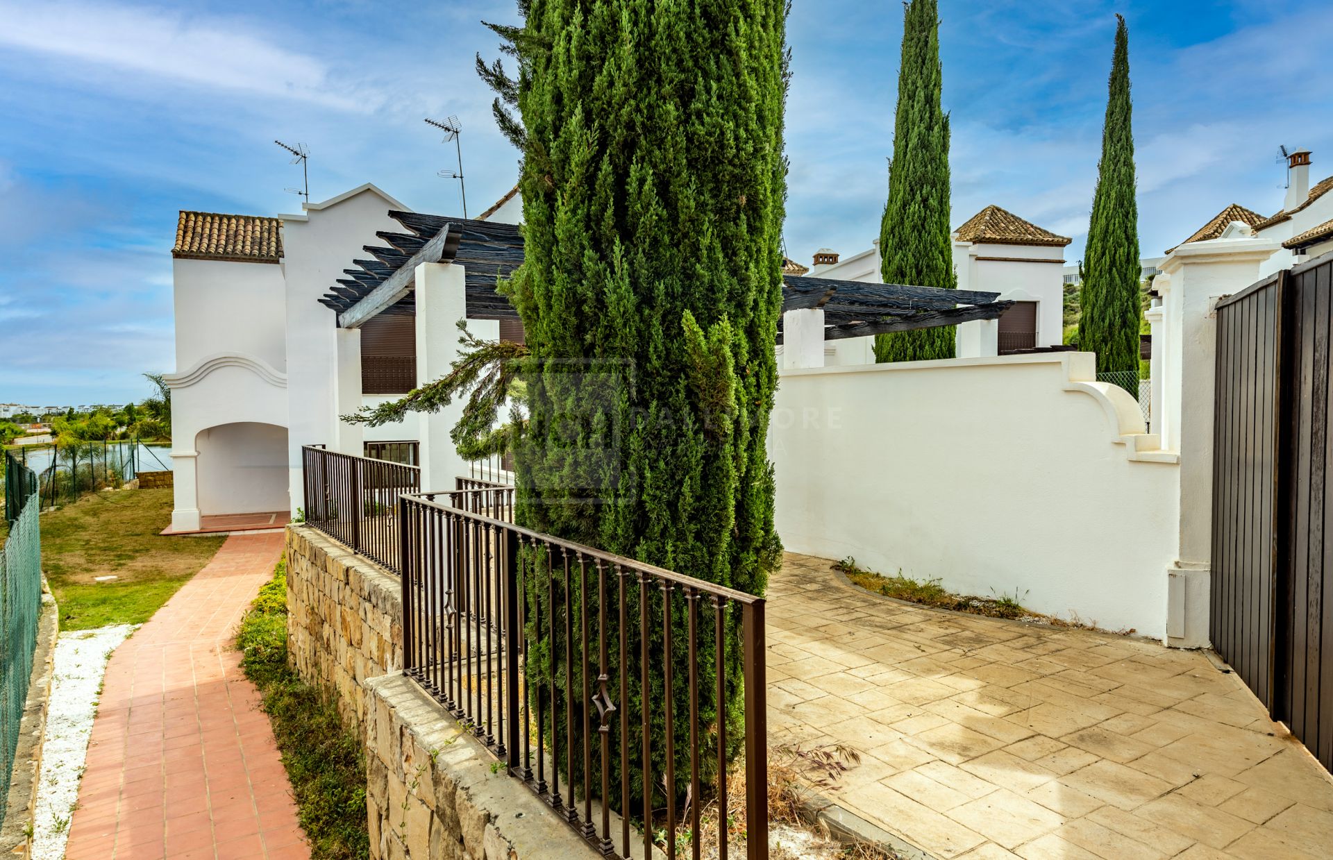Villas y Pareadas en primera Línea de Golf en Estepona. Azata Golf Villas es un complejo residencial compuesto de 45 chalets independientes y pareados ubicados en un entorno paradisíaco, rodeado de lagos y greens dentro del complejo de Azata Golf.