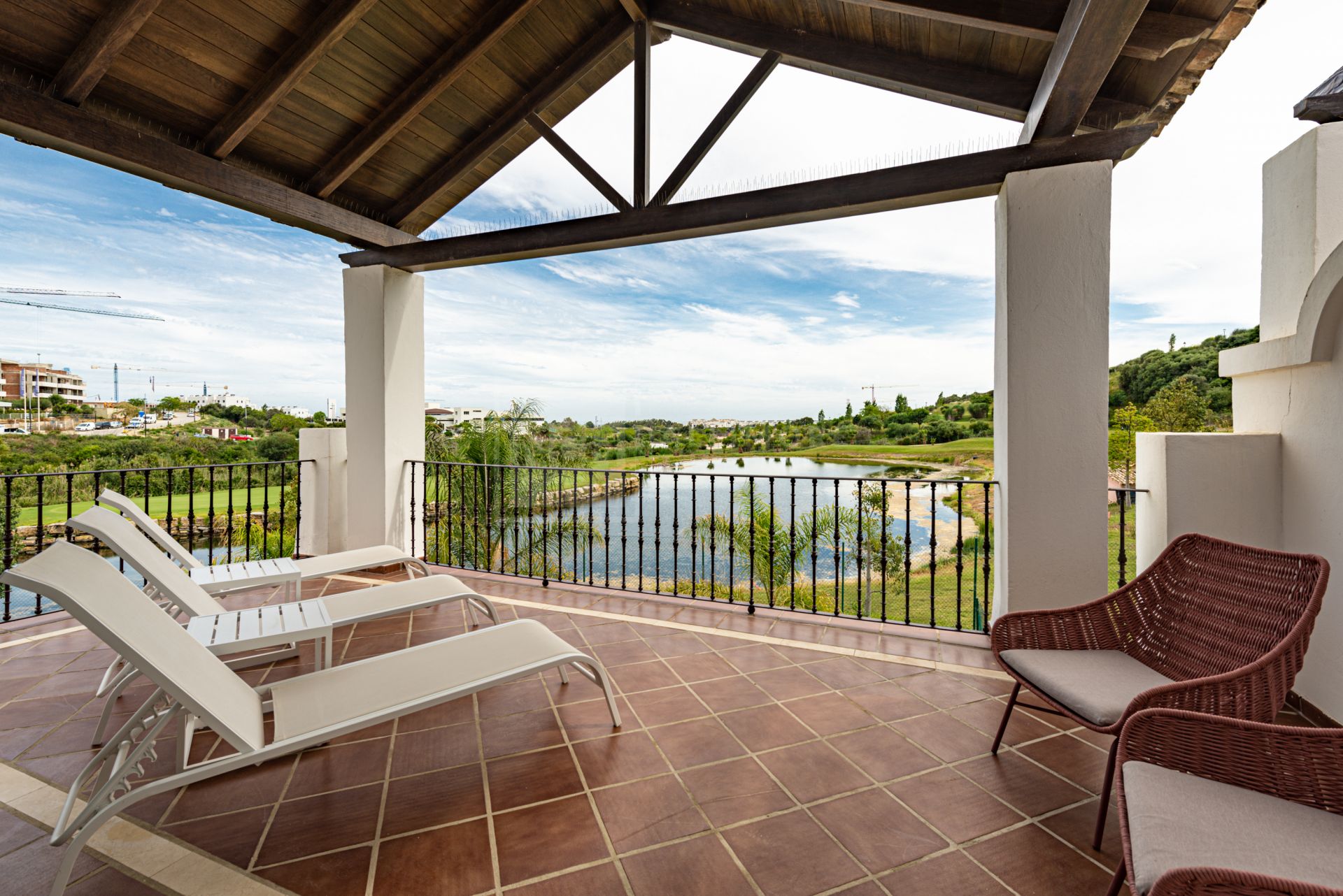 Villas y Pareadas en primera Línea de Golf en Estepona. Azata Golf Villas es un complejo residencial compuesto de 45 chalets independientes y pareados ubicados en un entorno paradisíaco, rodeado de lagos y greens dentro del complejo de Azata Golf.