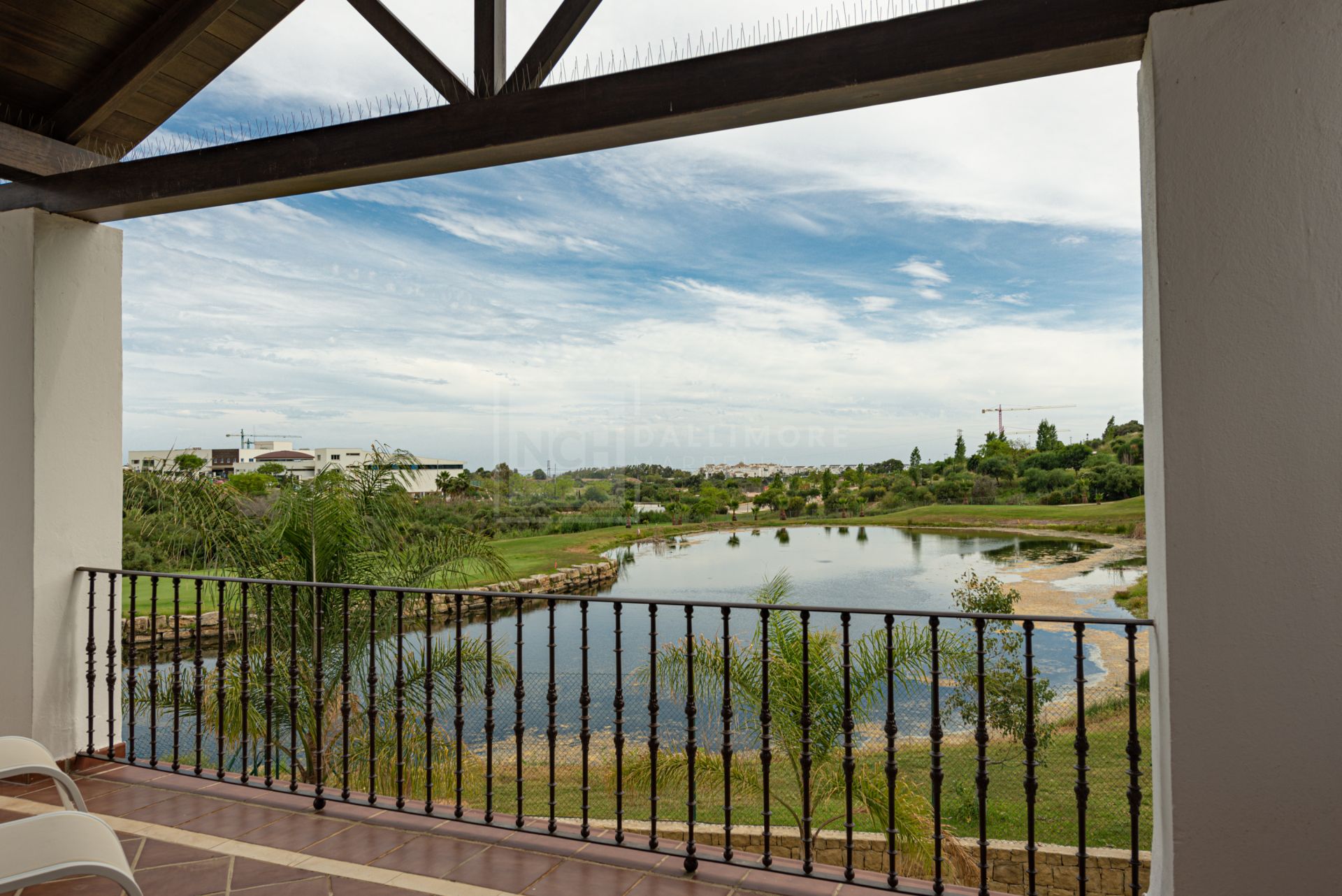 Villas y Pareadas en primera Línea de Golf en Estepona. Azata Golf Villas es un complejo residencial compuesto de 45 chalets independientes y pareados ubicados en un entorno paradisíaco, rodeado de lagos y greens dentro del complejo de Azata Golf.