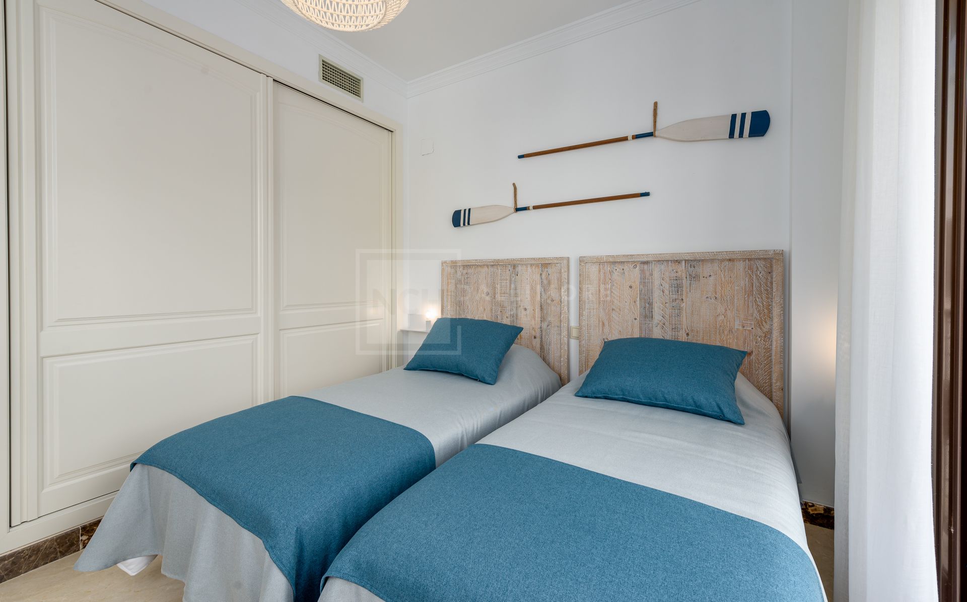 Villas y Pareadas en primera Línea de Golf en Estepona. Azata Golf Villas es un complejo residencial compuesto de 45 chalets independientes y pareados ubicados en un entorno paradisíaco, rodeado de lagos y greens dentro del complejo de Azata Golf.