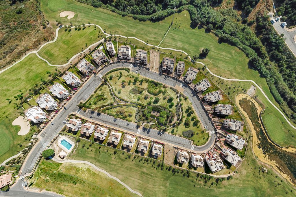 Villas y Pareadas en primera Línea de Golf en Estepona. Azata Golf Villas es un complejo residencial compuesto de 45 chalets independientes y pareados ubicados en un entorno paradisíaco, rodeado de lagos y greens dentro del complejo de Azata Golf.