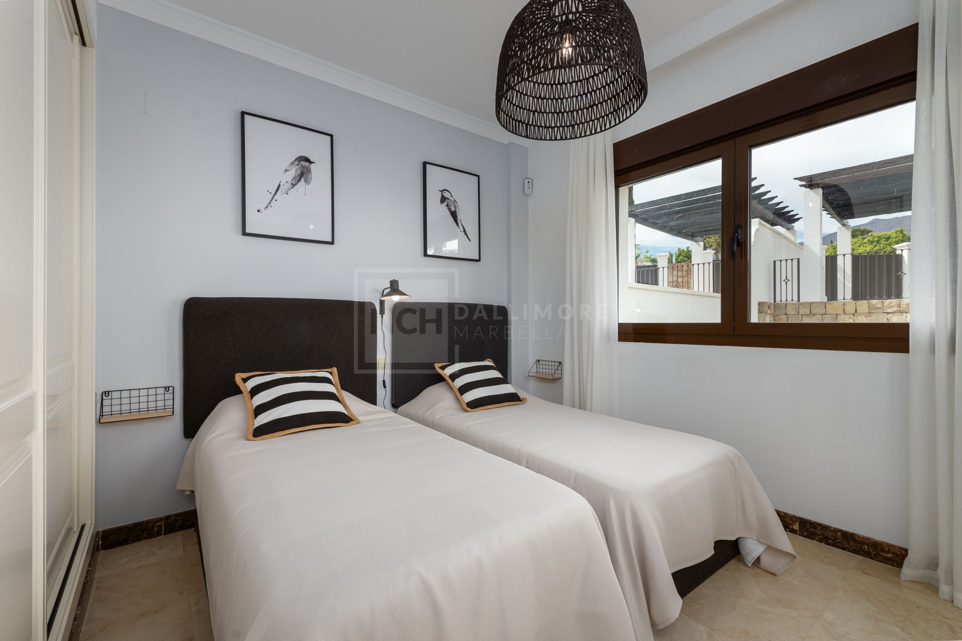 Villas y Pareadas en primera Línea de Golf en Estepona. Azata Golf Villas es un complejo residencial compuesto de 45 chalets independientes y pareados ubicados en un entorno paradisíaco, rodeado de lagos y greens dentro del complejo de Azata Golf.