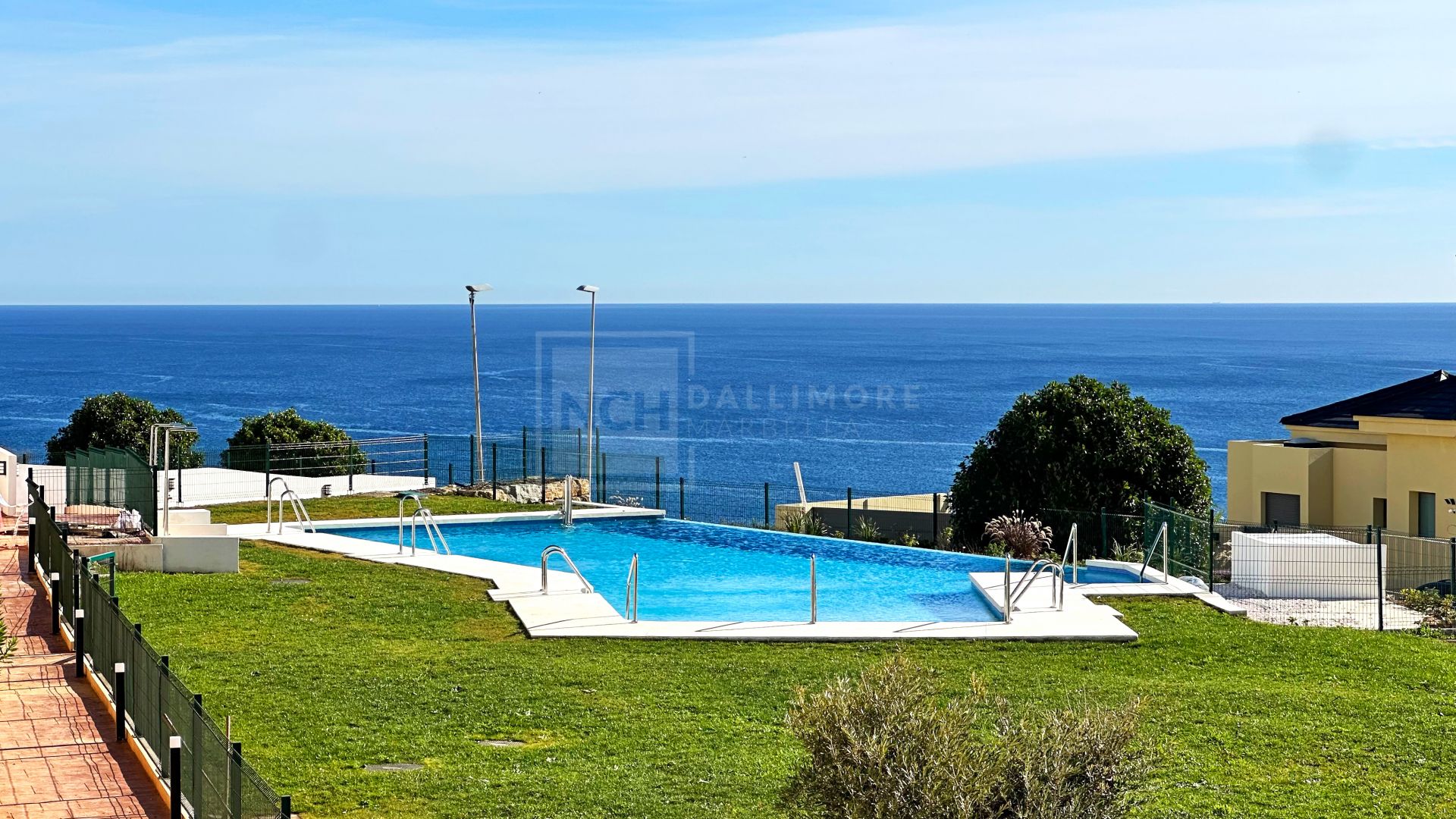Azata Delmare - Casares Costa - Apartments with spectacular sea views. Strategically located 250m from the beach, Azata Delmare is a complex of 74 apartments of 2 and 3 bedrooms.