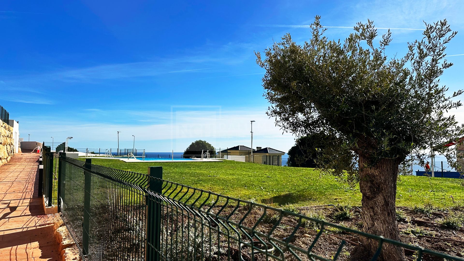 Azata Delmare - Casares Costa - Apartments with spectacular sea views. Strategically located 250m from the beach, Azata Delmare is a complex of 74 apartments of 2 and 3 bedrooms.