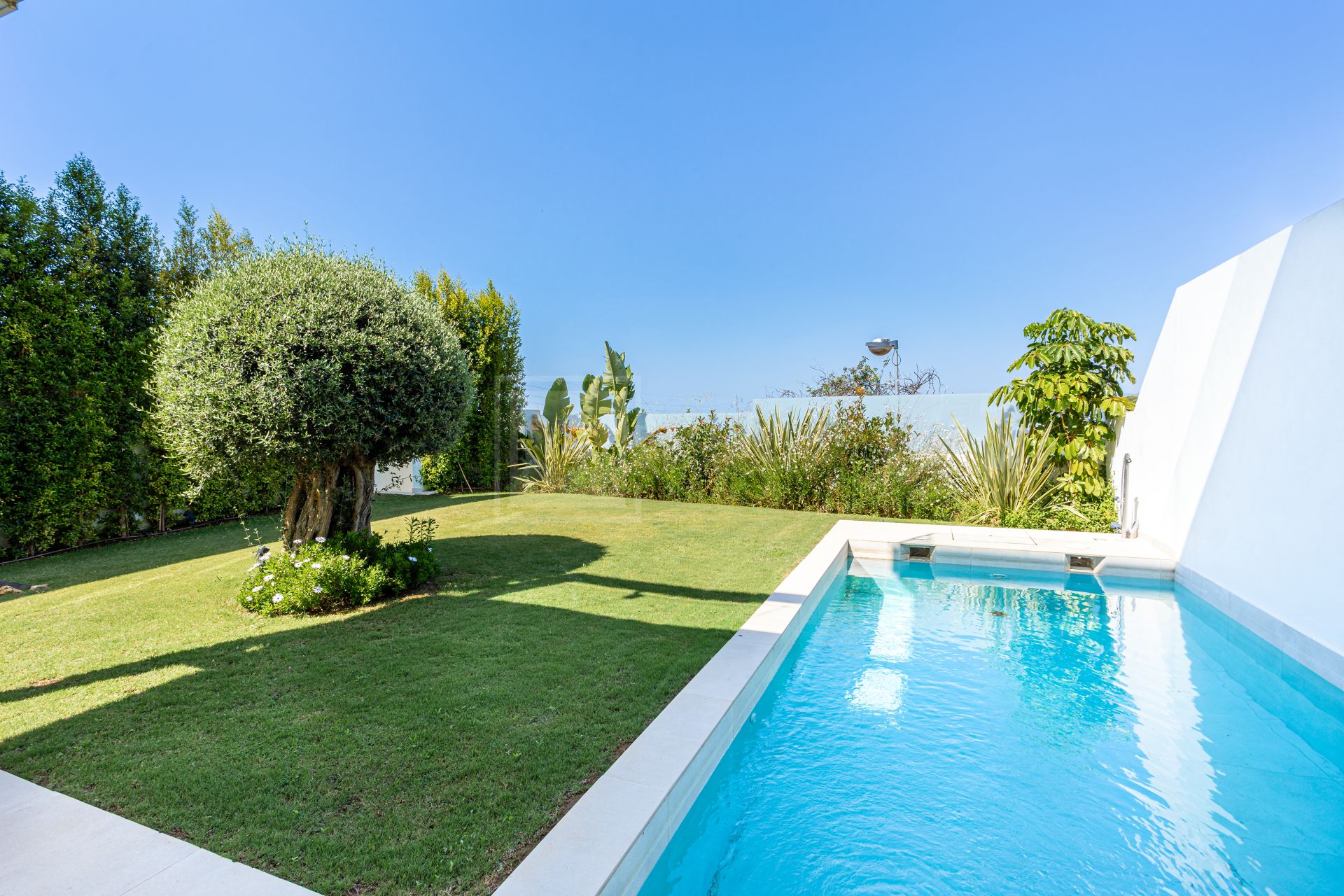 NARA MARBELLA: Exclusivo conjunto de 8 villas de lujo en Valdeolletas, Marbella, con piscina privada y vistas al mar