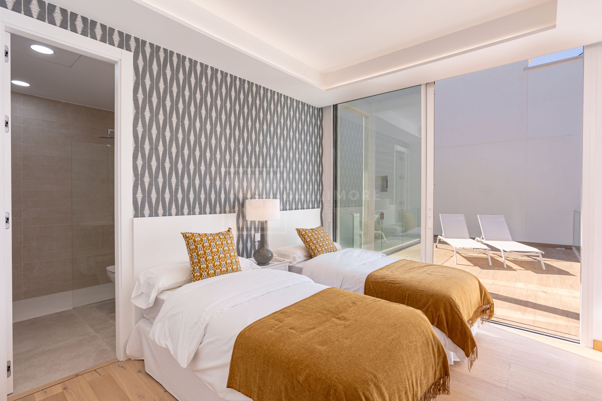 NARA MARBELLA: Exclusivo conjunto de 8 villas de lujo en Valdeolletas, Marbella, con piscina privada y vistas al mar