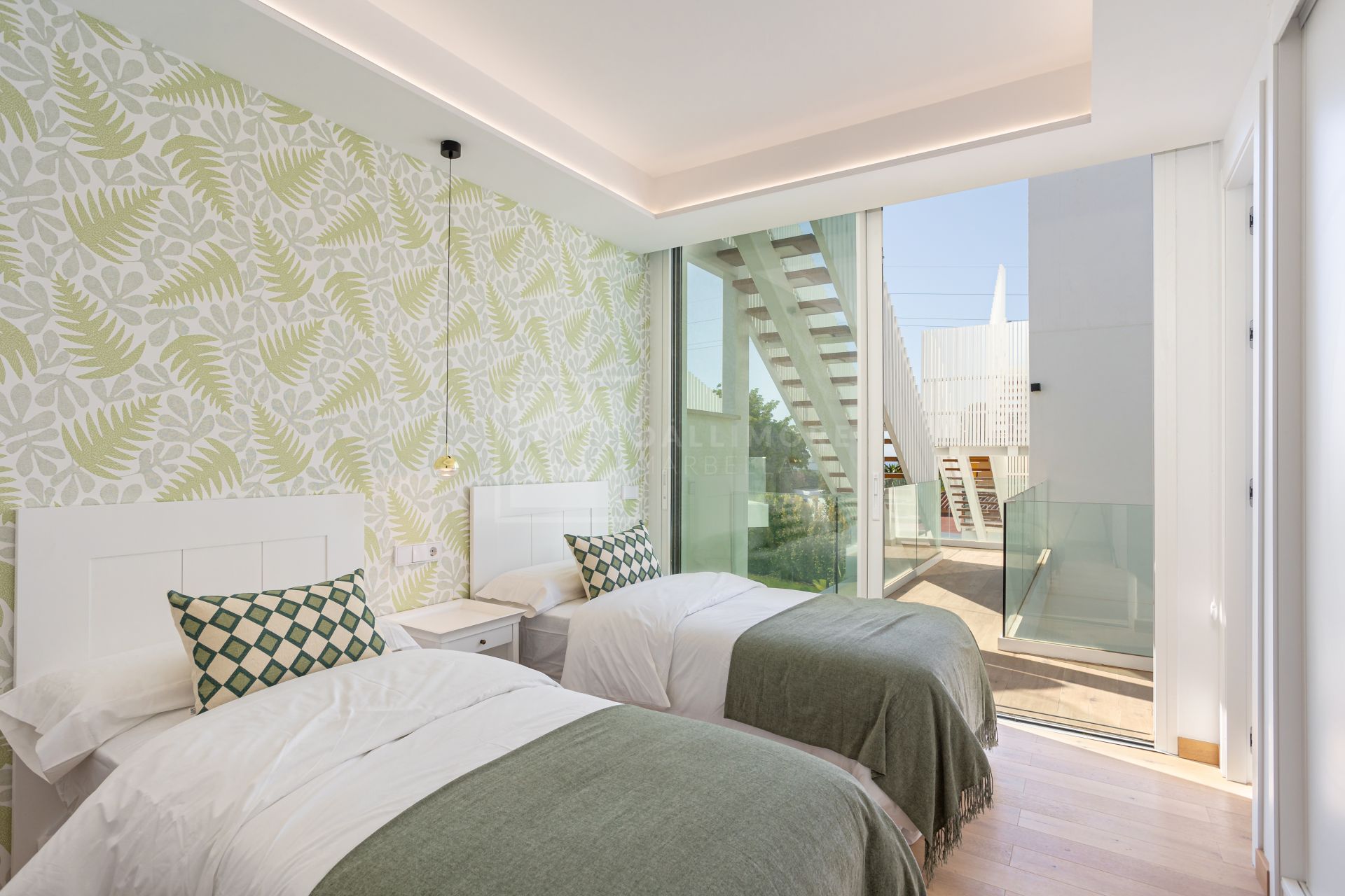 NARA MARBELLA: Exclusivo conjunto de 8 villas de lujo en Valdeolletas, Marbella, con piscina privada y vistas al mar