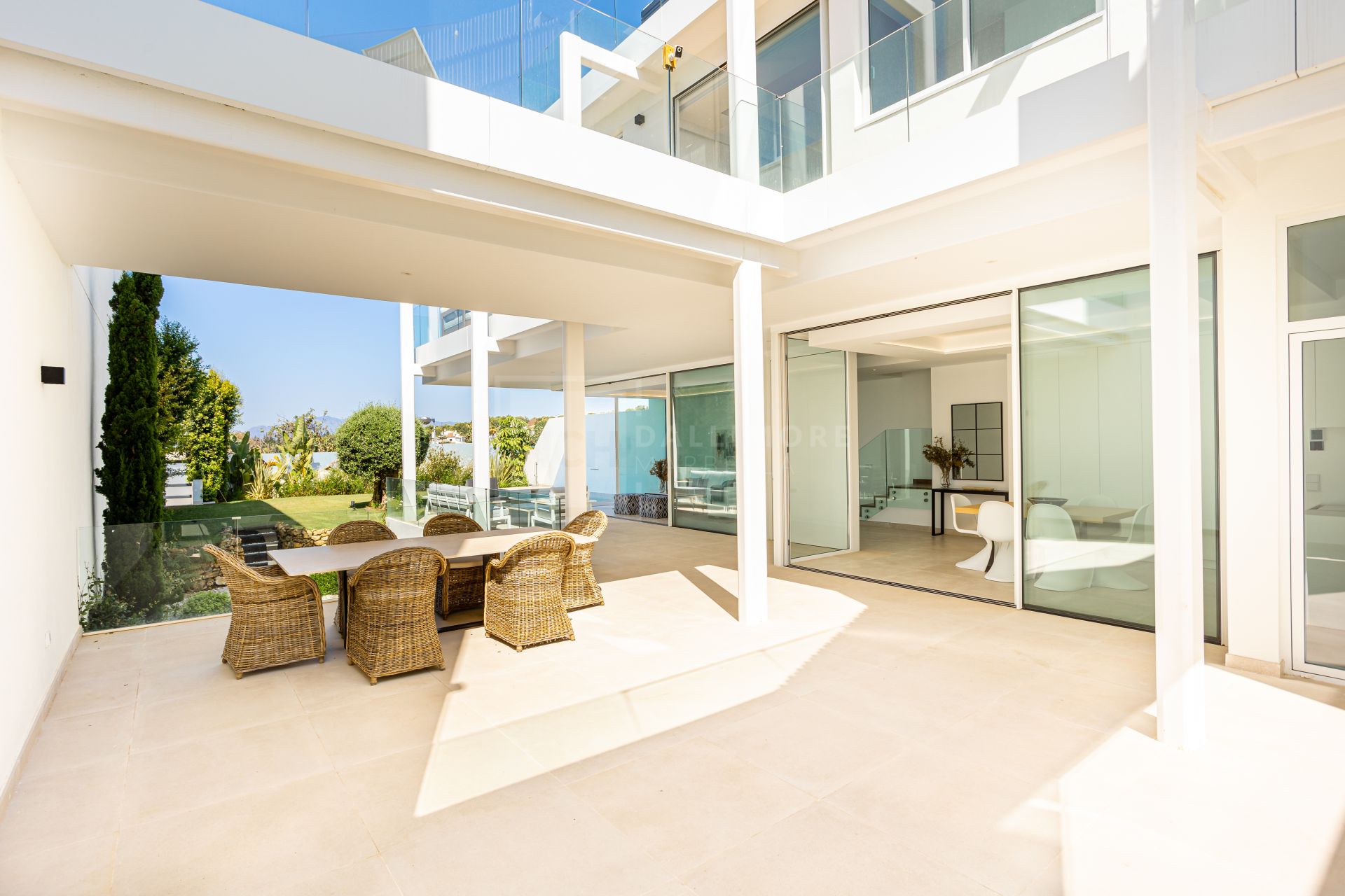 NARA MARBELLA: Exclusivo conjunto de 8 villas de lujo en Valdeolletas, Marbella, con piscina privada y vistas al mar