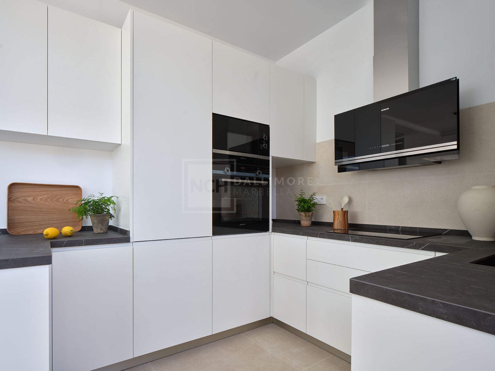 NARA MARBELLA: Exclusivo conjunto de 8 villas de lujo en Valdeolletas, Marbella, con piscina privada y vistas al mar