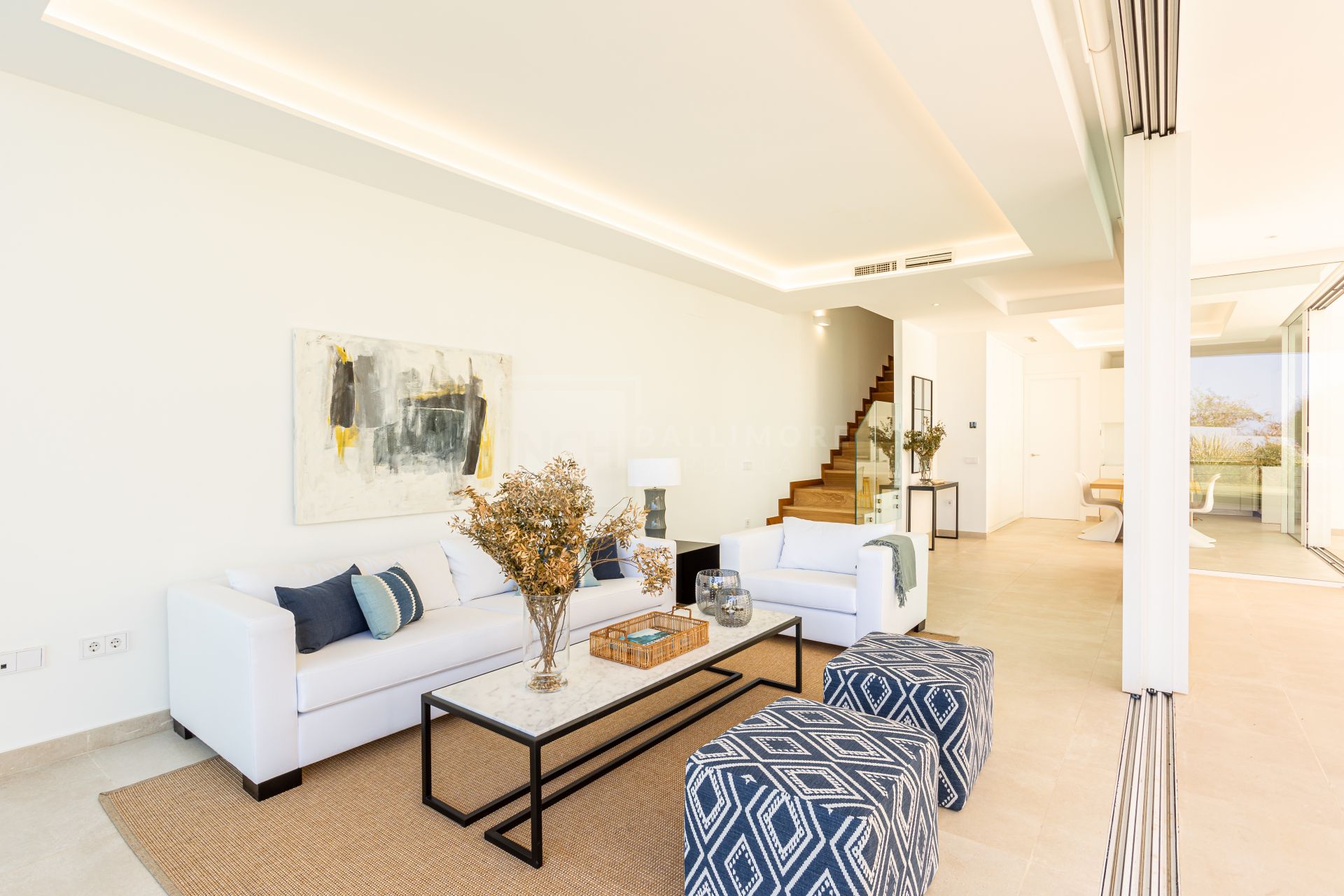NARA MARBELLA: Exclusivo conjunto de 8 villas de lujo en Valdeolletas, Marbella, con piscina privada y vistas al mar