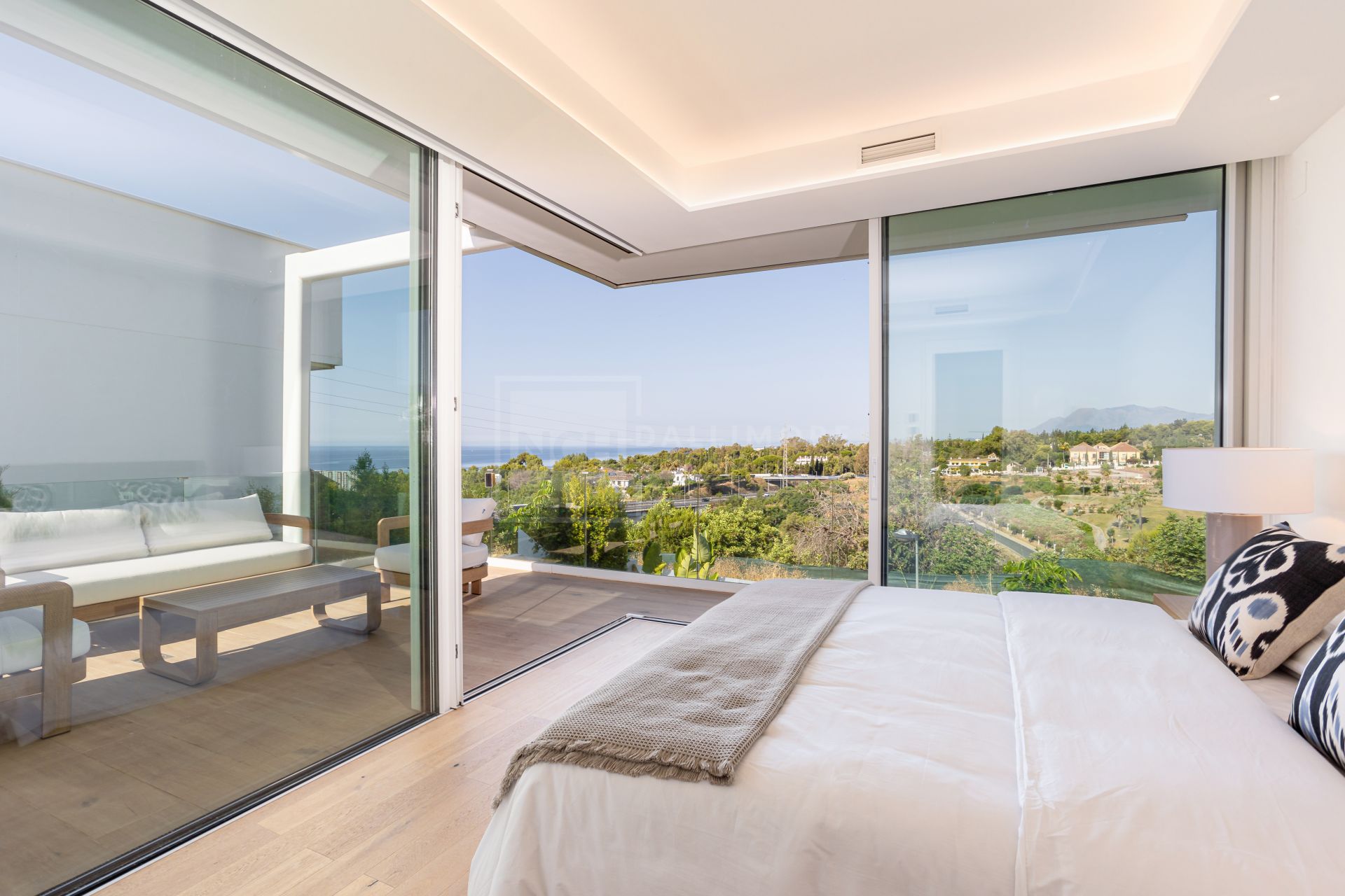 NARA MARBELLA: Exclusivo conjunto de 8 villas de lujo en Valdeolletas, Marbella, con piscina privada y vistas al mar
