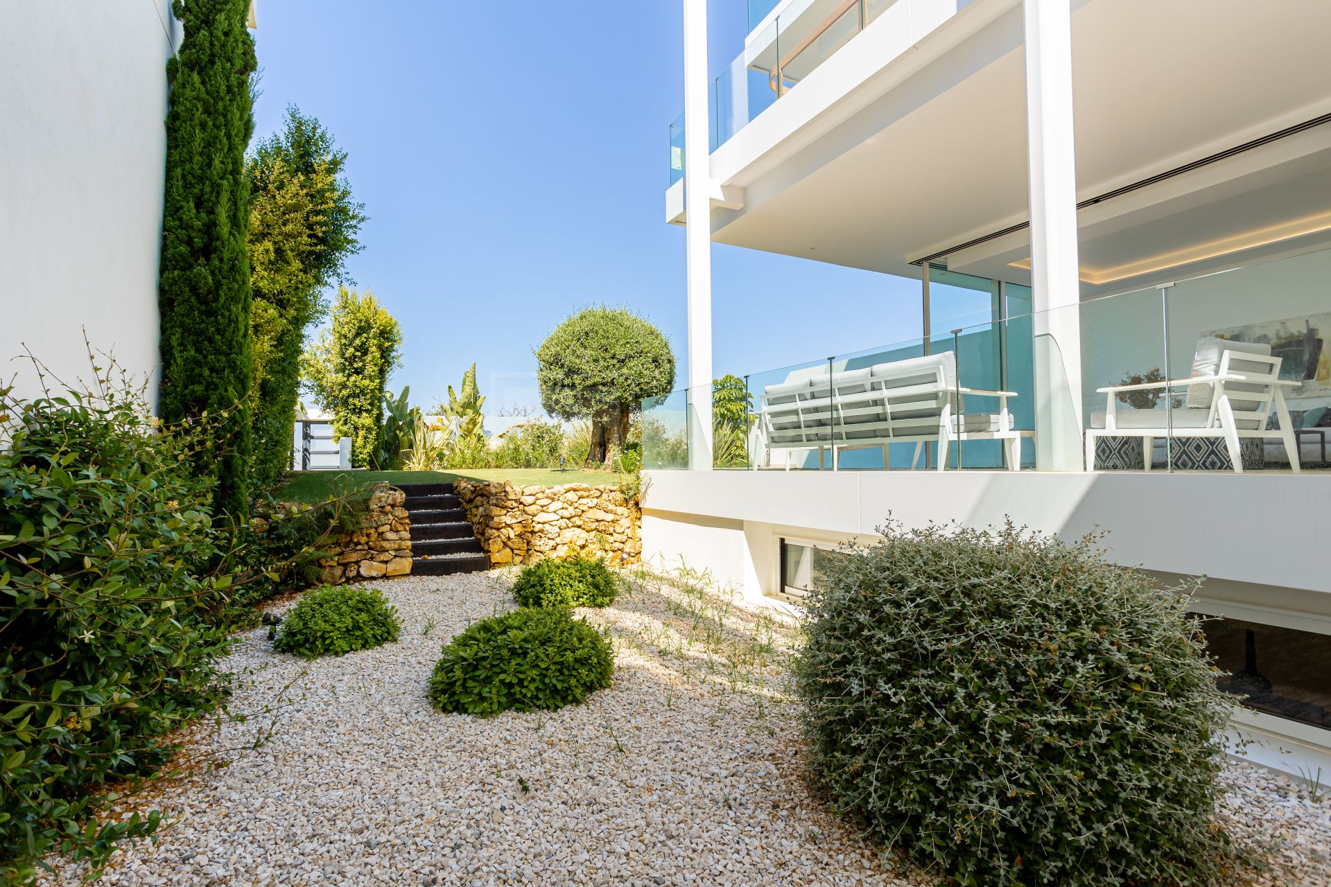 NARA MARBELLA: Exclusivo conjunto de 8 villas de lujo en Valdeolletas, Marbella, con piscina privada y vistas al mar