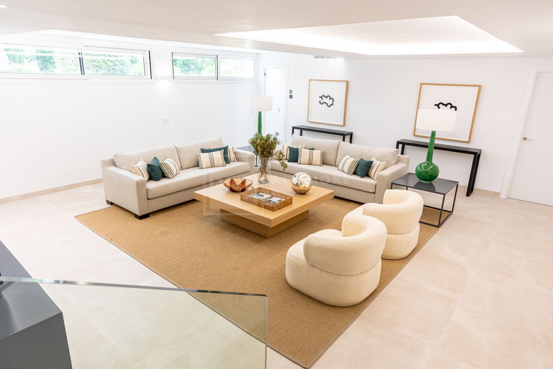 NARA MARBELLA: Exclusivo conjunto de 8 villas de lujo en Valdeolletas, Marbella, con piscina privada y vistas al mar