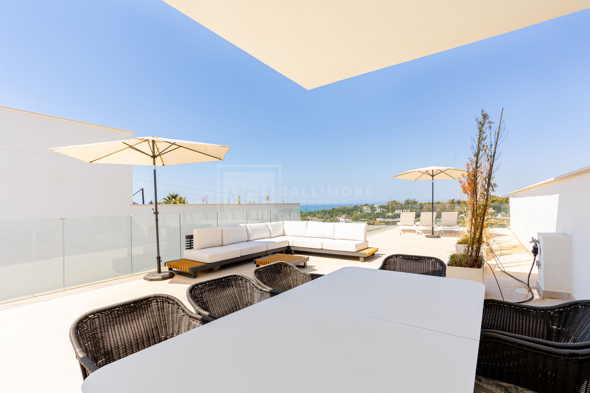NARA MARBELLA: Exclusivo conjunto de 8 villas de lujo en Valdeolletas, Marbella, con piscina privada y vistas al mar