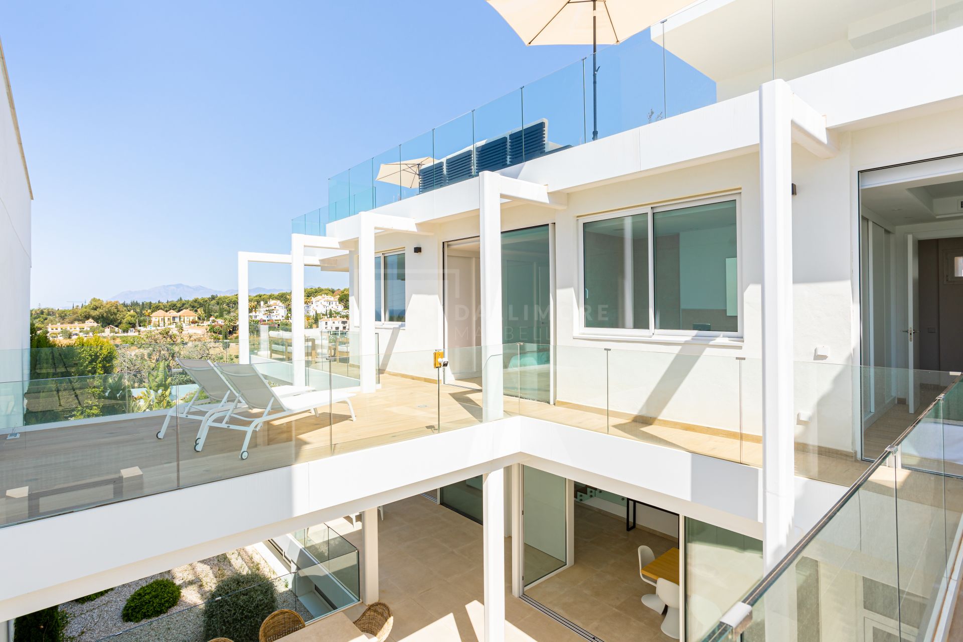 NARA MARBELLA: Exclusivo conjunto de 8 villas de lujo en Valdeolletas, Marbella, con piscina privada y vistas al mar