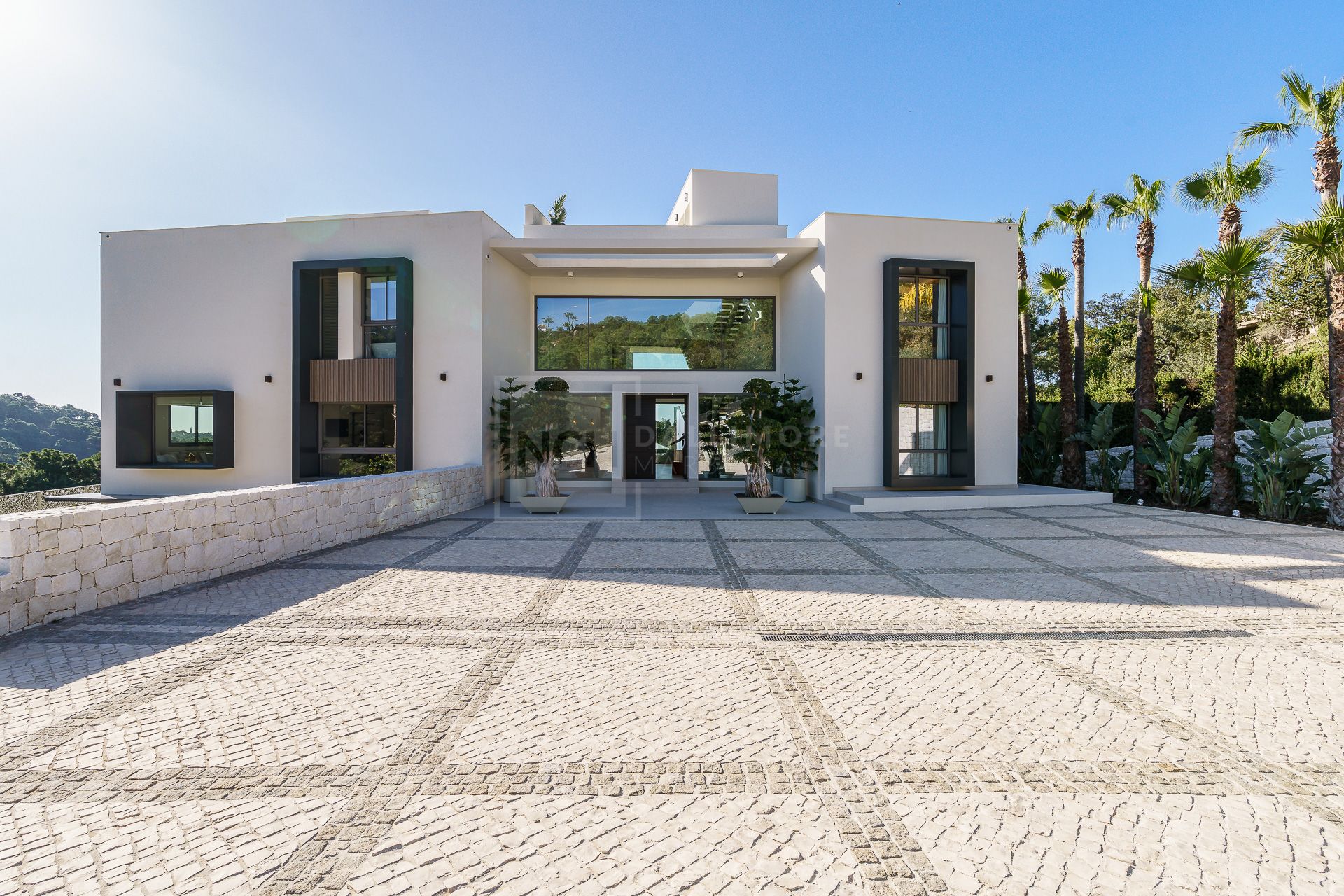 SUPERB CONTEMPORARY 6 BEDROOM VILLA IN LA ZAGALETA, BENAHAVIS