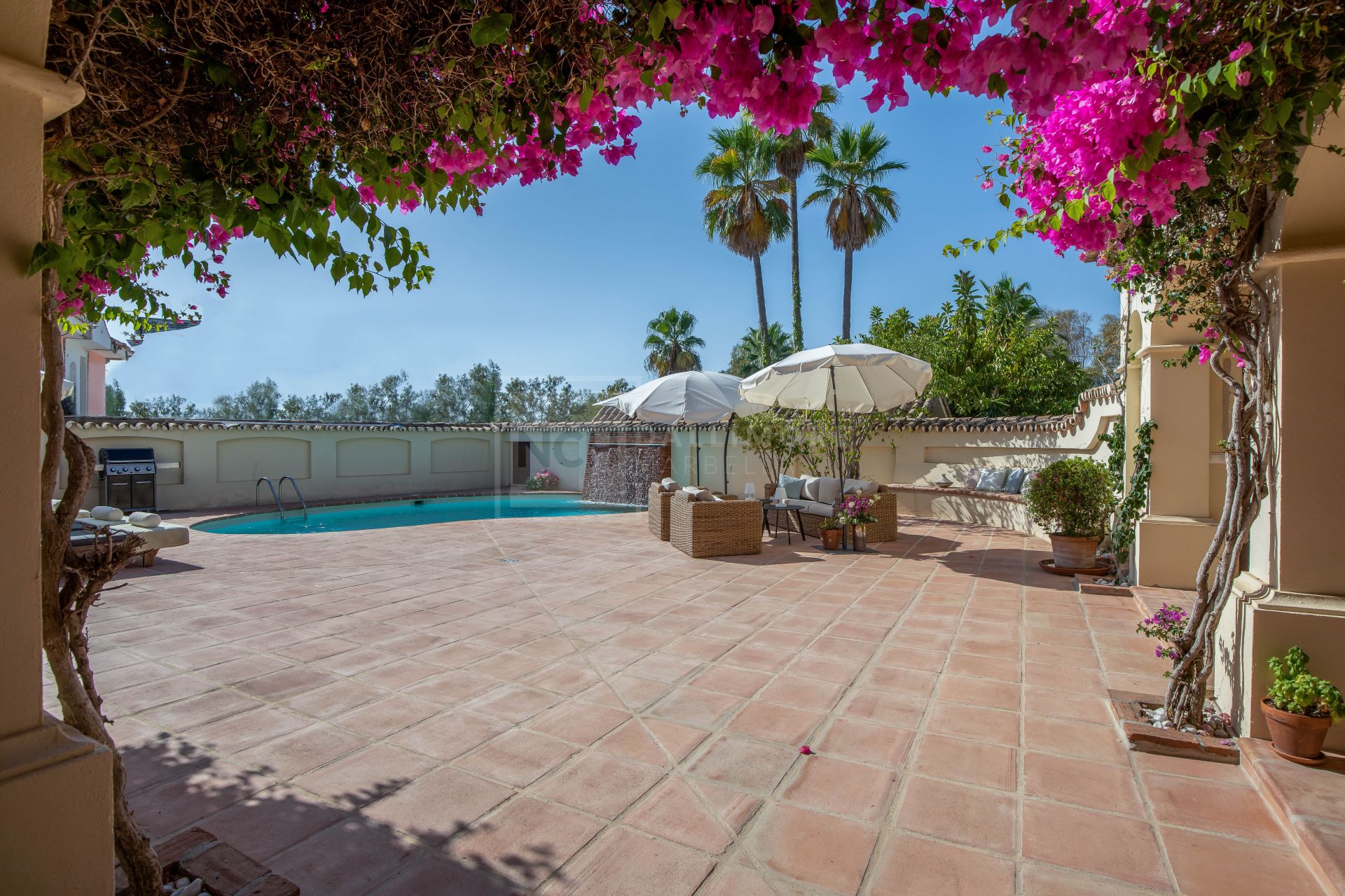 BEAUTIFUL FAMILY HOME IN EXCLUSIVE GATED COMMUNITY ACROSS FROM LA QUINTA GOLF