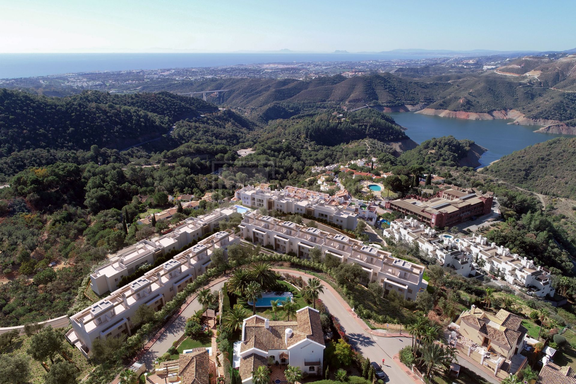 Almazara Views, adosadas de estilo contemporáneo y totalmente integradas en la naturaleza.