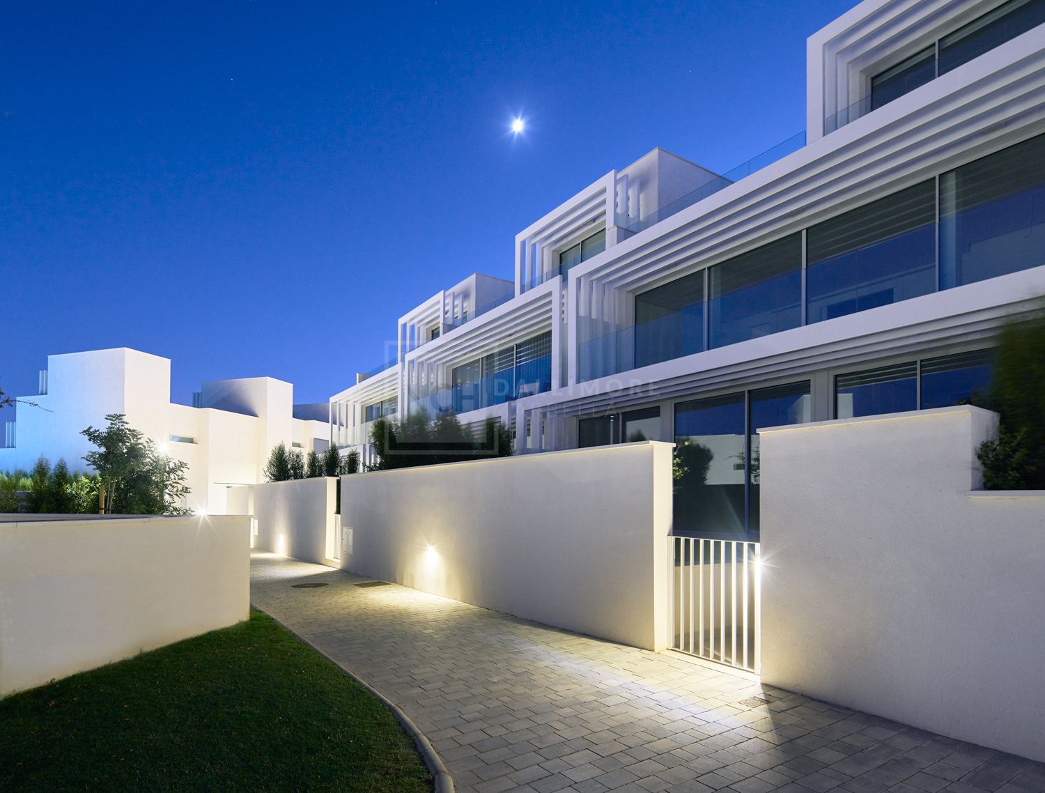 BRAND NEW CONTEMPORARY 3-BEDROOM FRONTLINE GOLF VILLA SOTOGRANDE