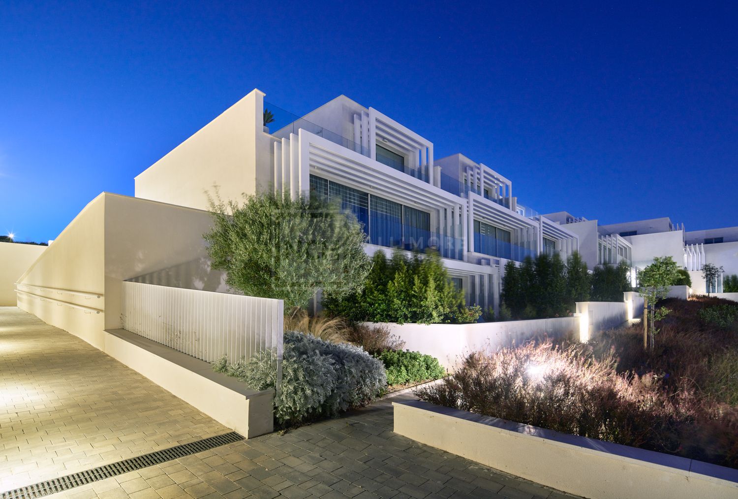 BRAND NEW CONTEMPORARY 3-BEDROOM FRONTLINE GOLF VILLA SOTOGRANDE