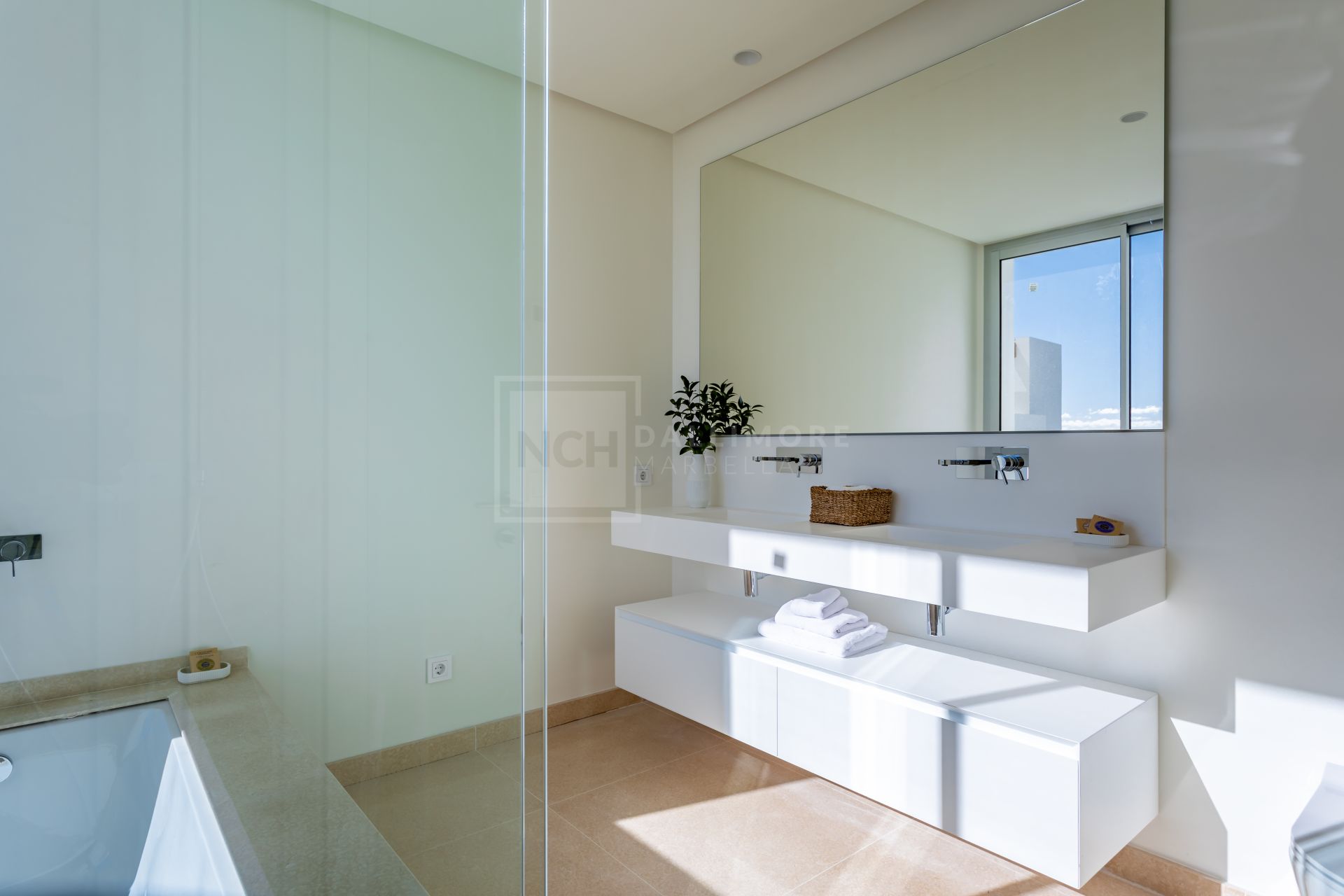 Brand New 3 Bedroom Contemporary First Floor Apartment, Benahavís