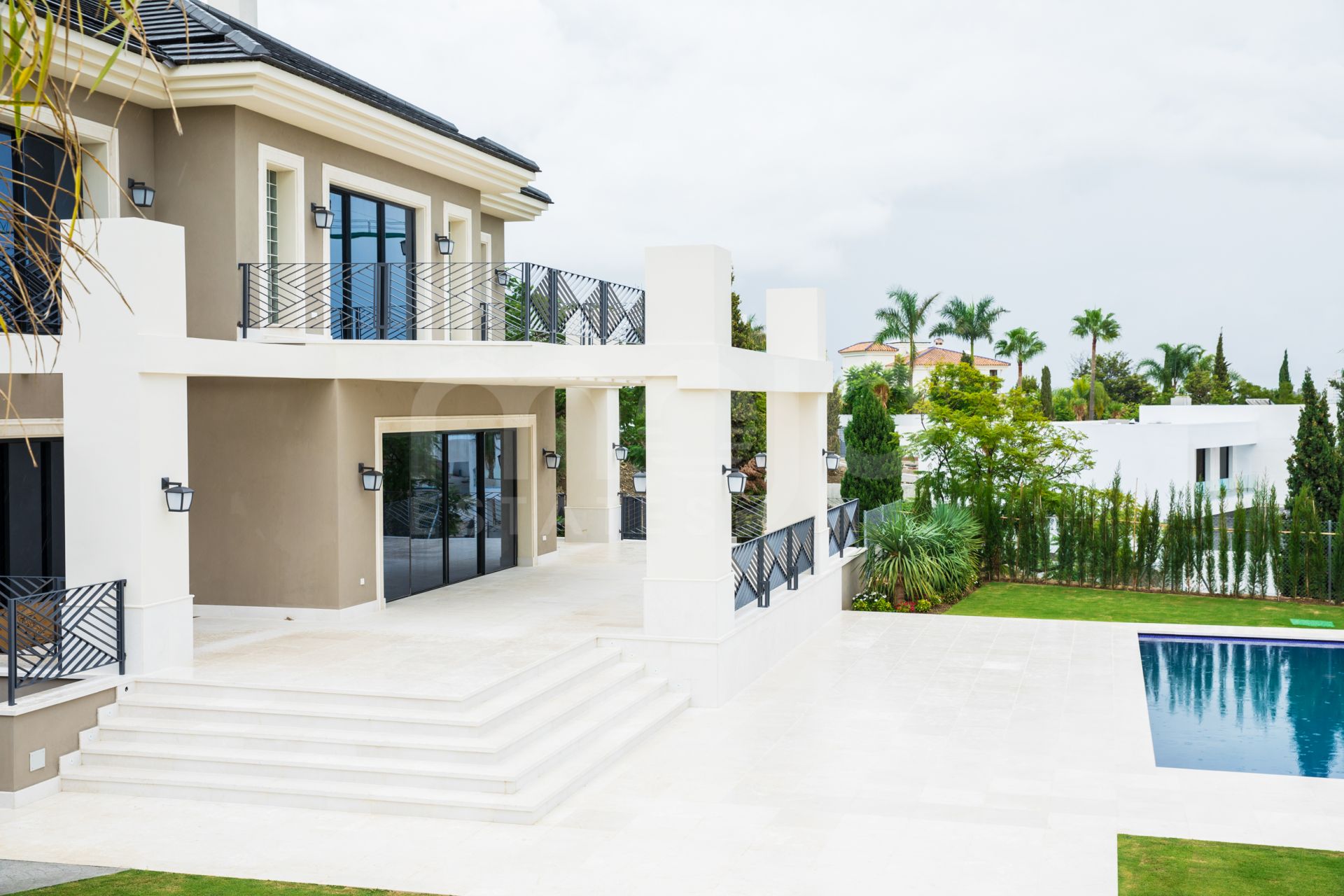 BRAND NEW CONTEMPORARY CLASSIC 6 BEDROOM VILLA IN LOS FLAMINGOS BENAHAVIS