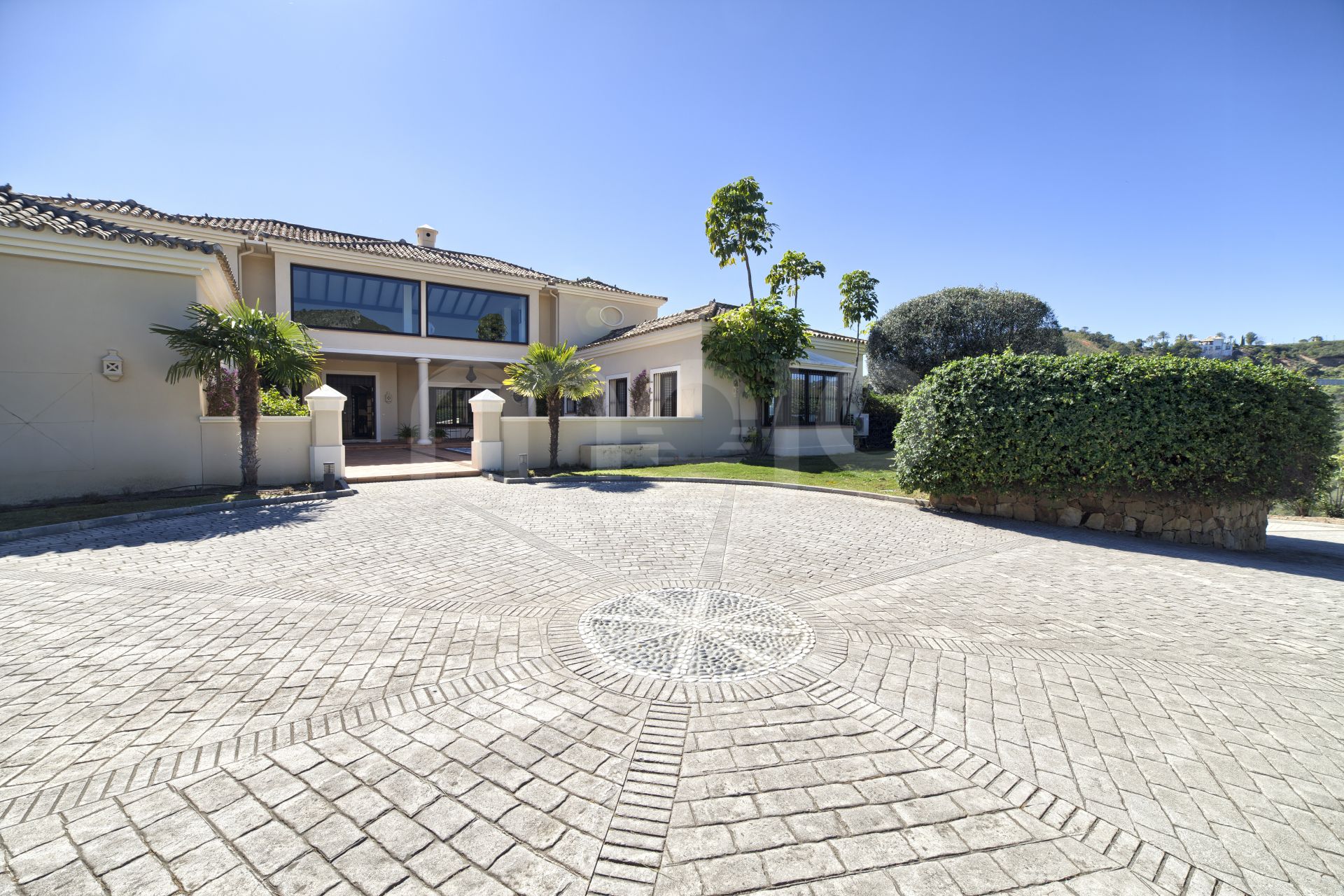 SUMPTUOUS 7 BEDROOM MANSION IN LARGE GROUNDS NEAR MARBELLA GOLF & COUNTRY CLUB BENAHAVIS