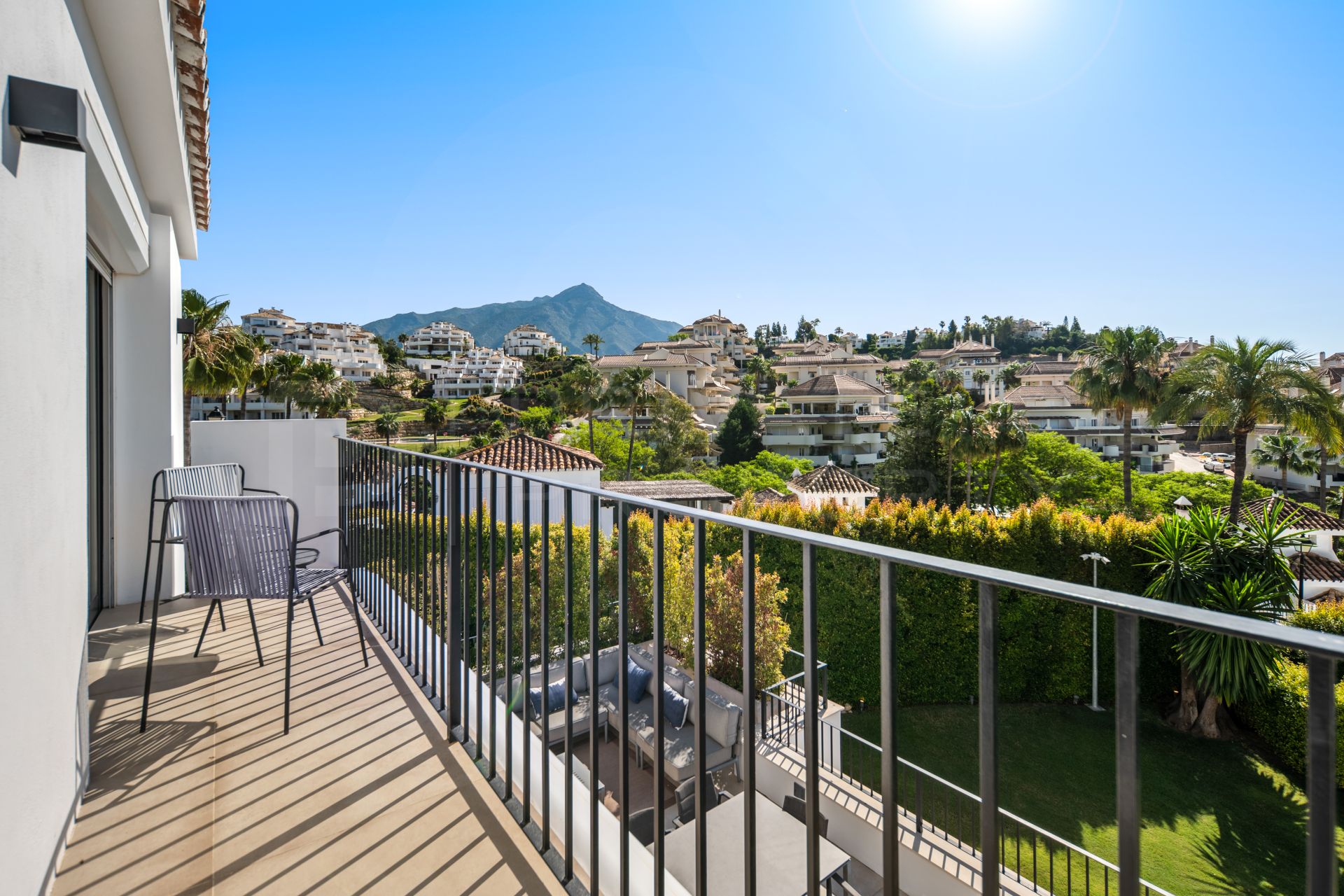 HILL CLUB 36 - CONTEMPORARY FIVE BEDROOM VILLA