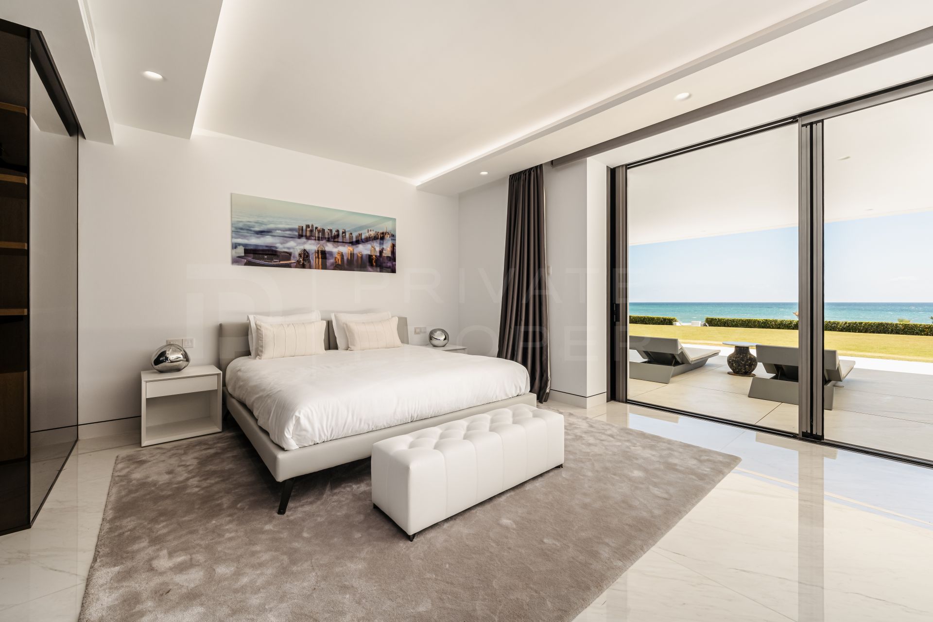 Extraordinary beachfront apartment on the New Golden Mile