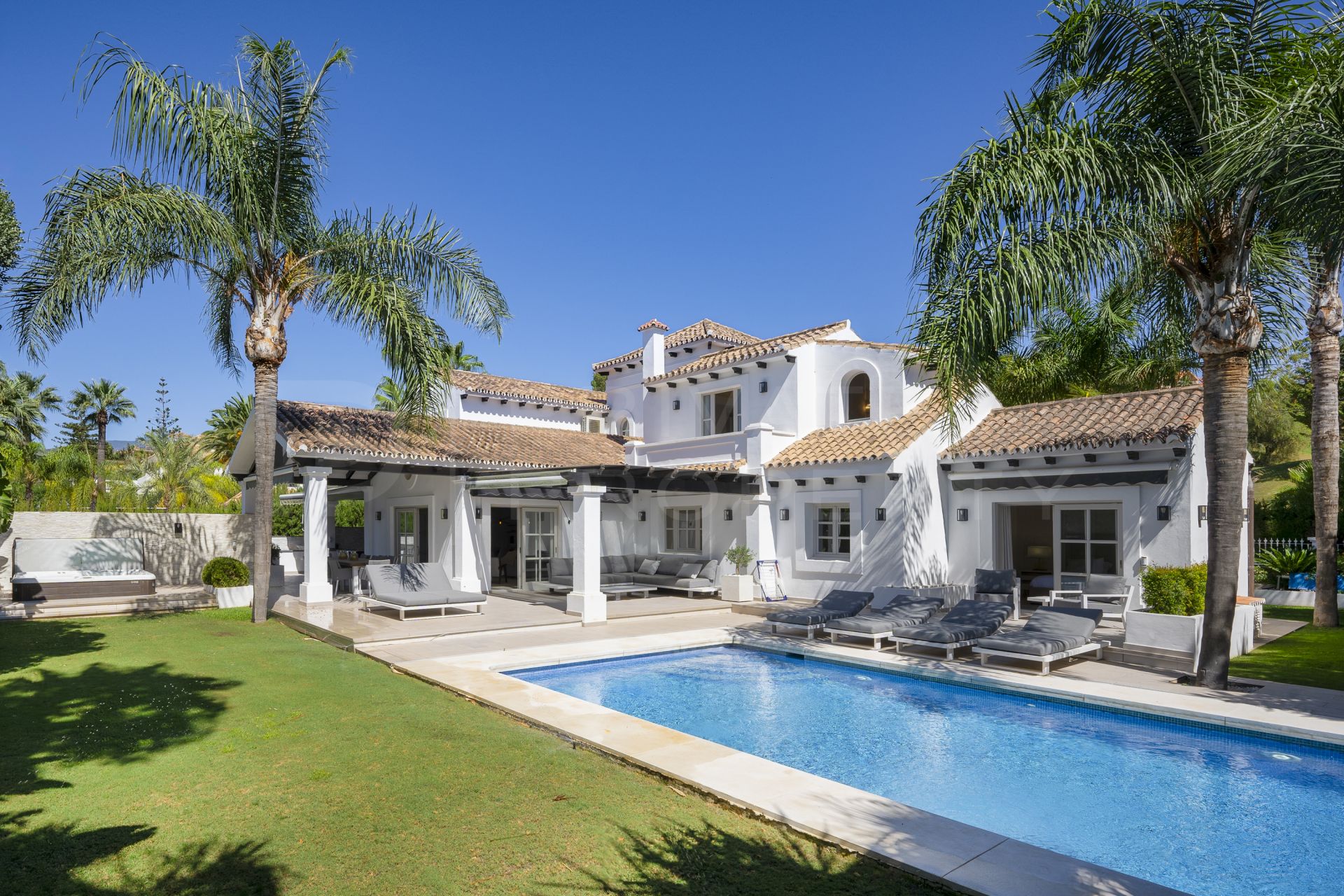 Exquisitely renovated villa in Los Naranjos