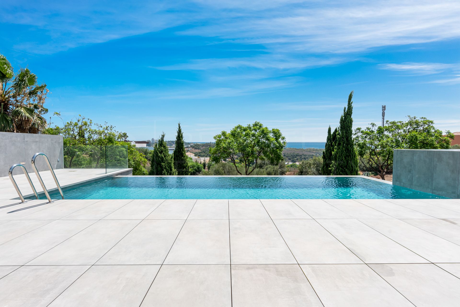 Contemporary villa with panoramic views in Los Flamingos