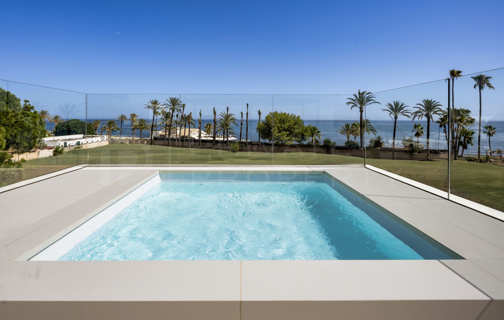 Brand new beachside villa in Cortijo Blanco