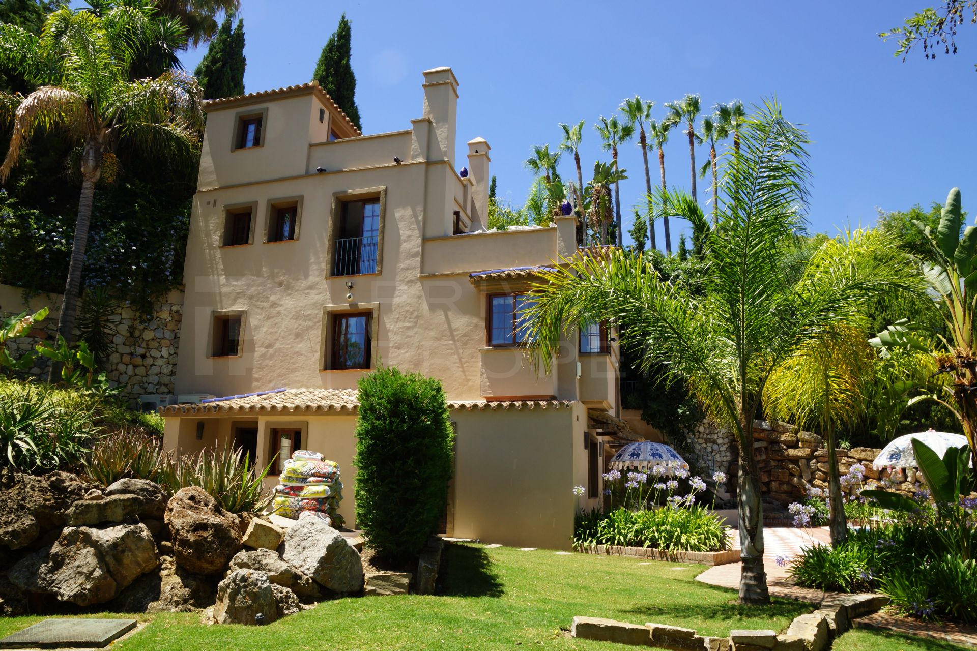 Villa in Los Almendros, Benahavis