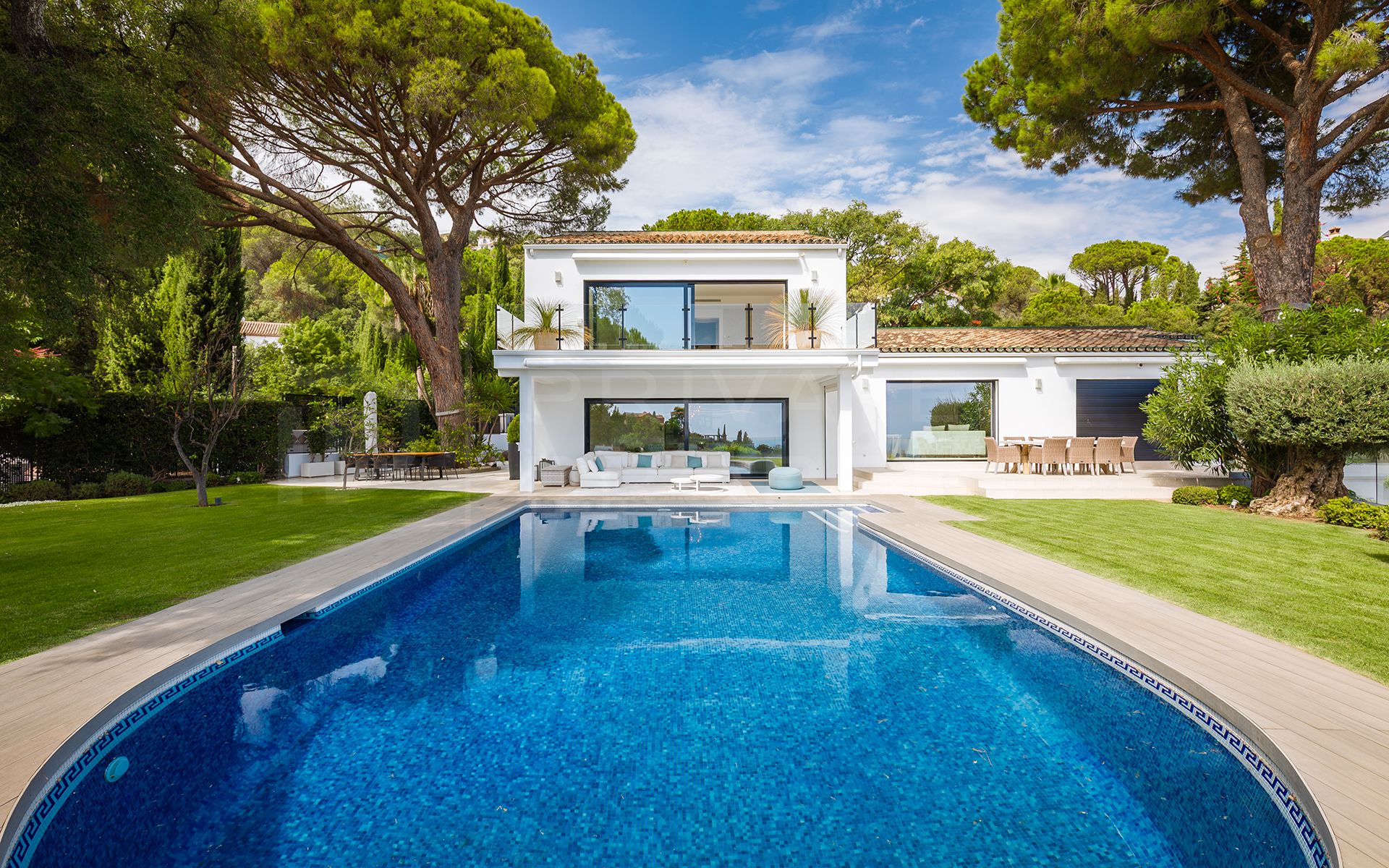 ELEGANT, FULLY RENOVATED VILLA WITH GUEST HOUSE AND PANORAMIC VIEWS IN EL MADROÑAL