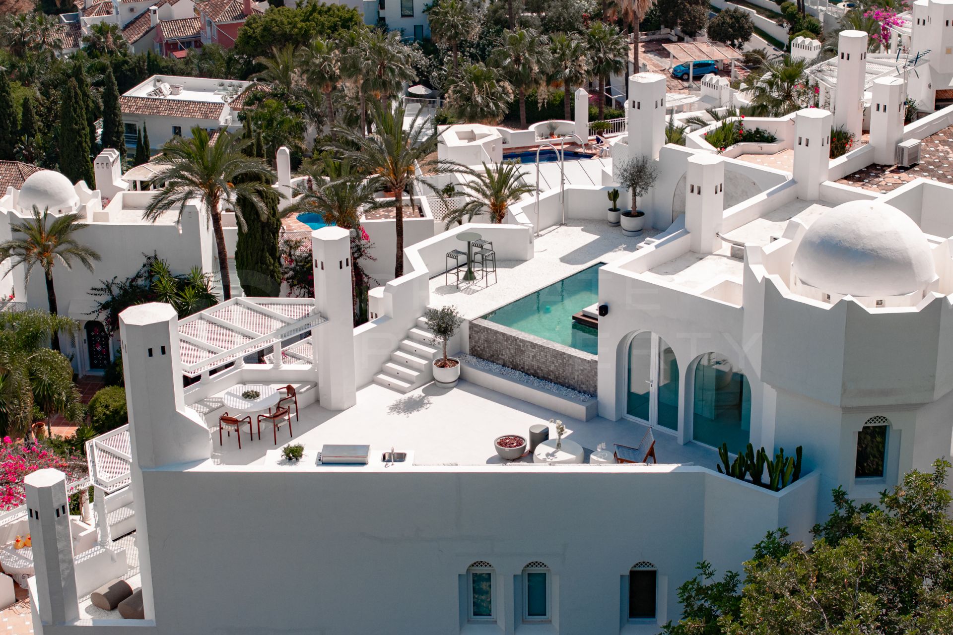 PENTHOUSE OIA - FULLY RENOVATED THREE BEDROOM APARTMENT WITH SEA VIEWS