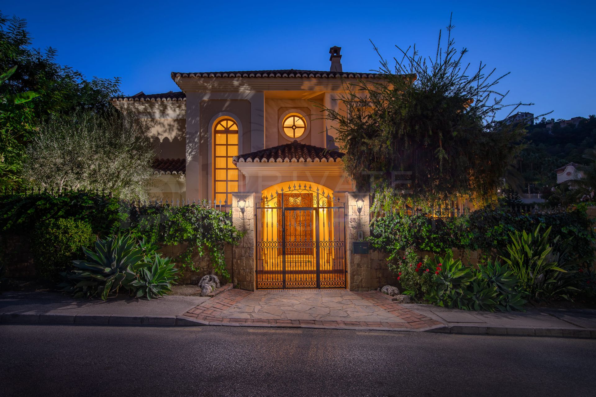 LOS ARQUEROS - TRADITIONAL, SIX BEDROOM FAMILY HOME