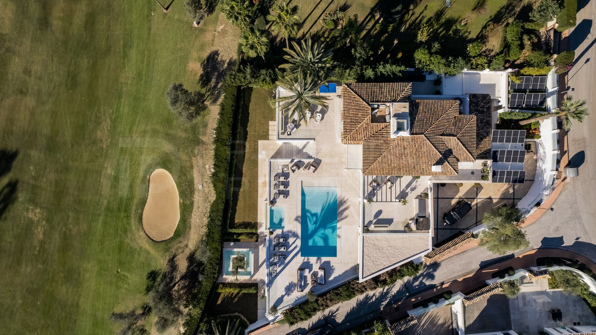 Exquisite frontline golf villa in Los Naranjos