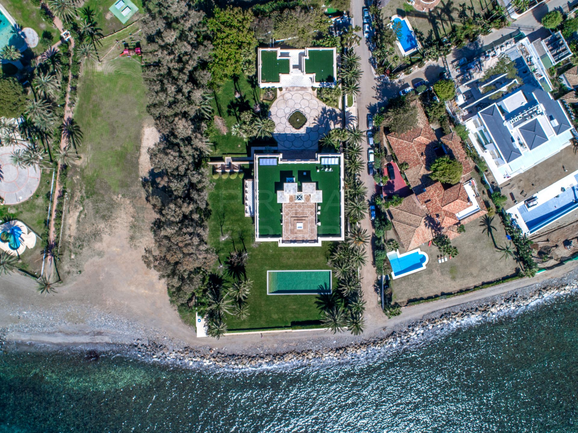 Beachfront villa in Guadalmina Baja