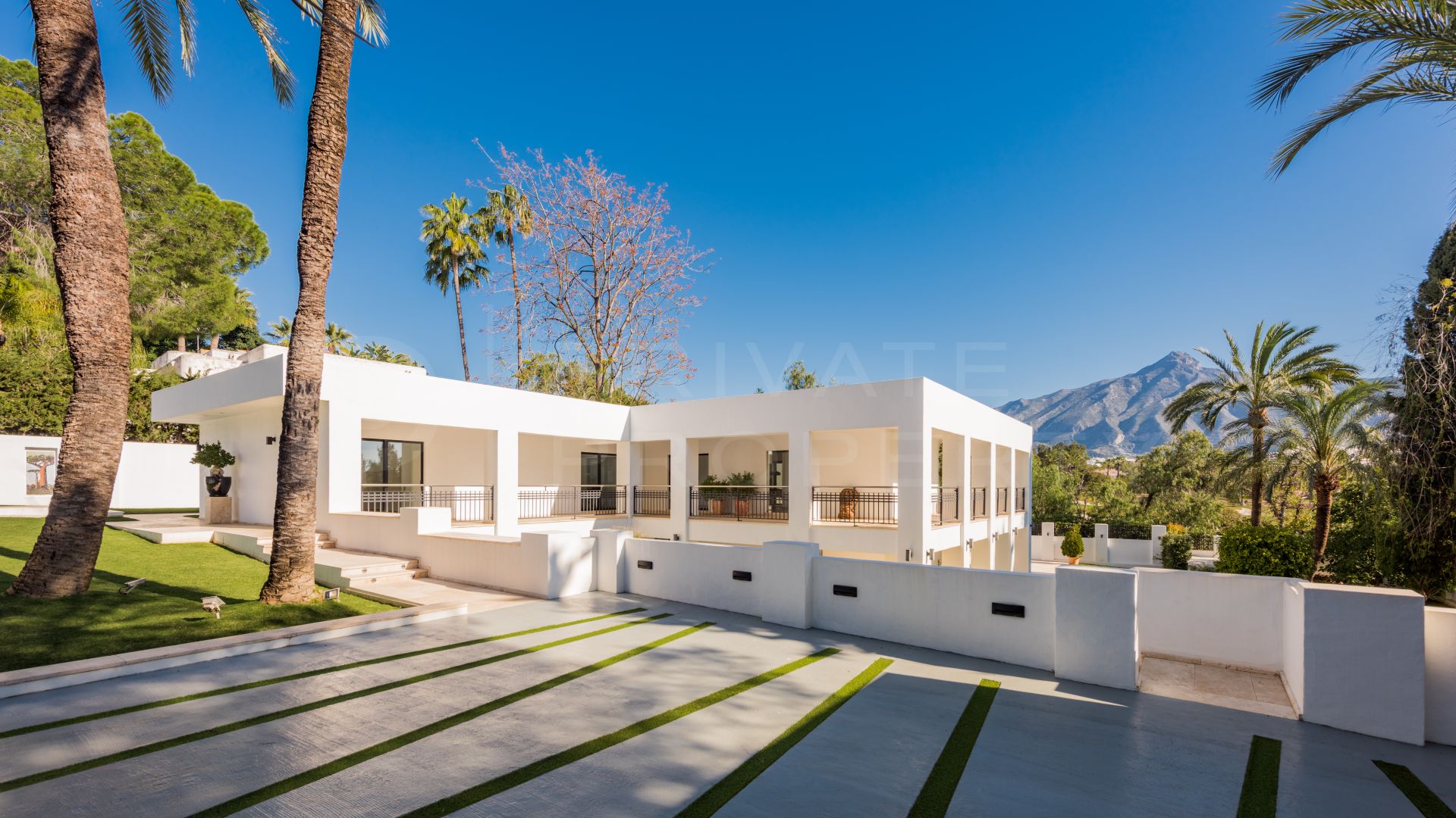 Modern villa in Nueva Andalucia