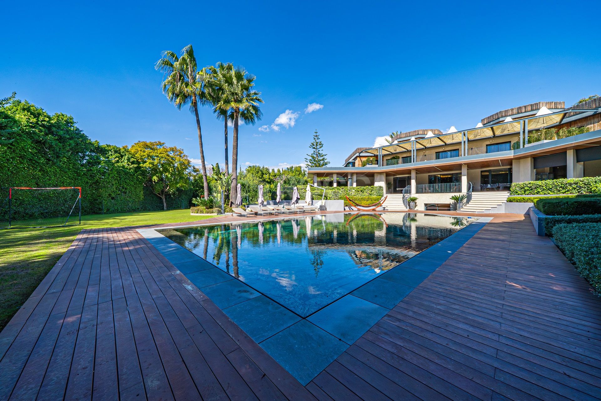 Exclusive Frontline Golf Villa in Guadalmina Baja